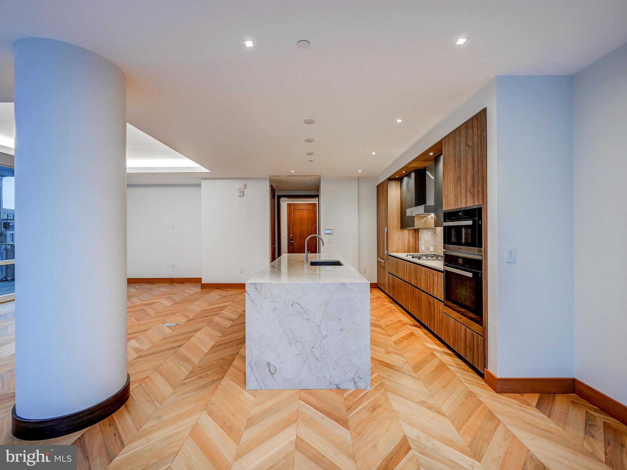 FOUR SEASONS PRIVATE RESIDENCES - Residential