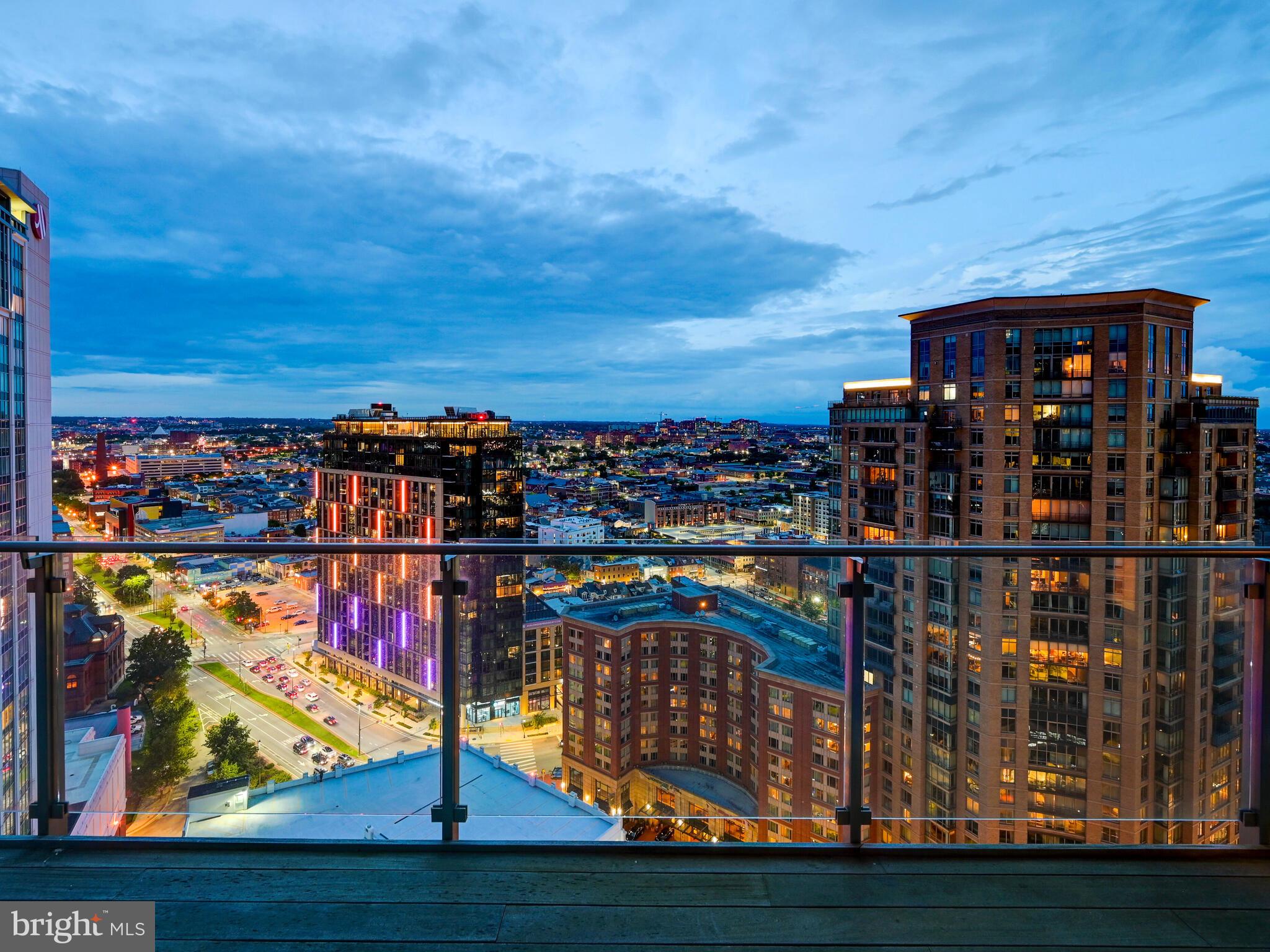 FOUR SEASONS PRIVATE RESIDENCES - Residential