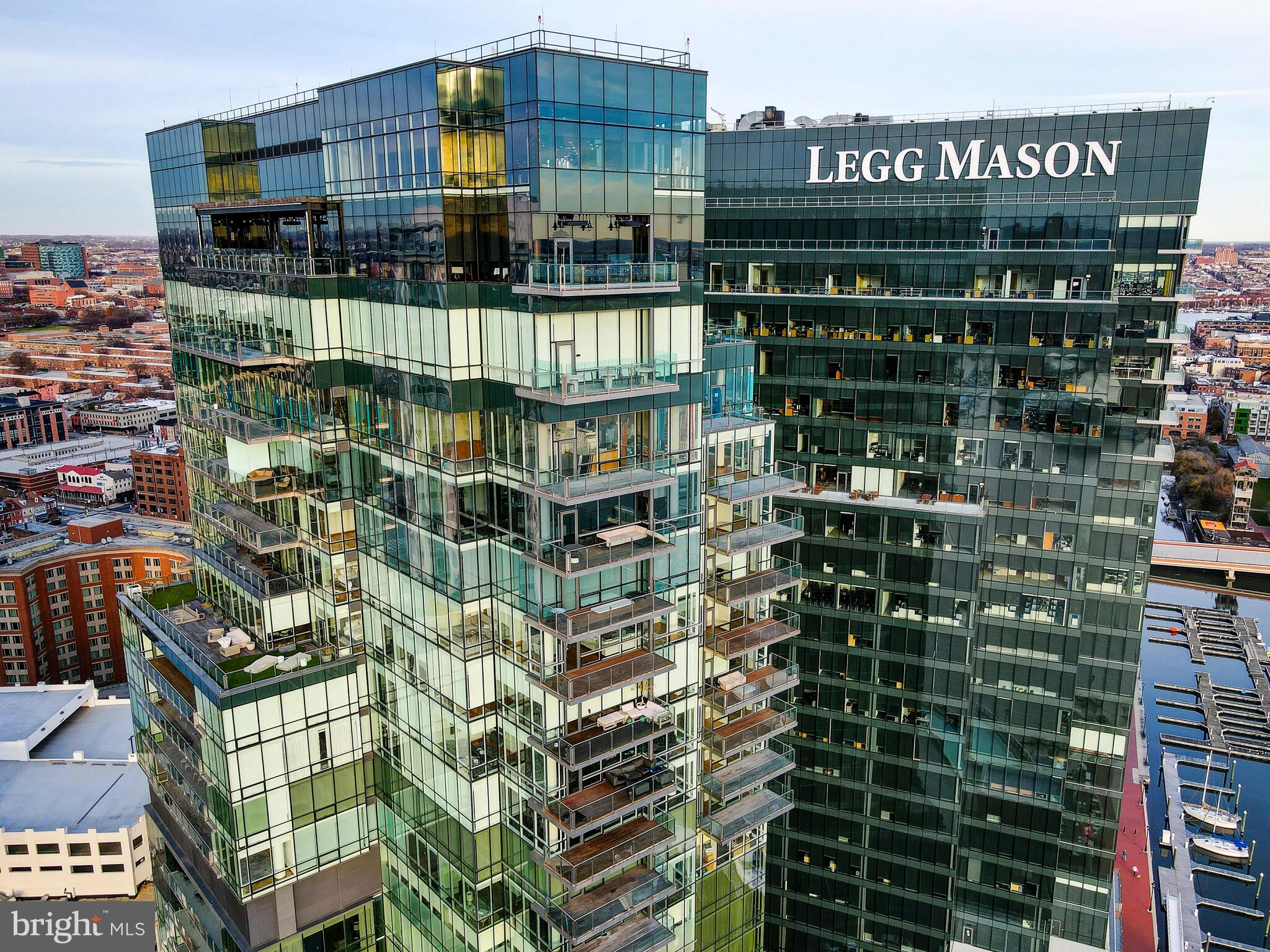 FOUR SEASONS PRIVATE RESIDENCES - Residential