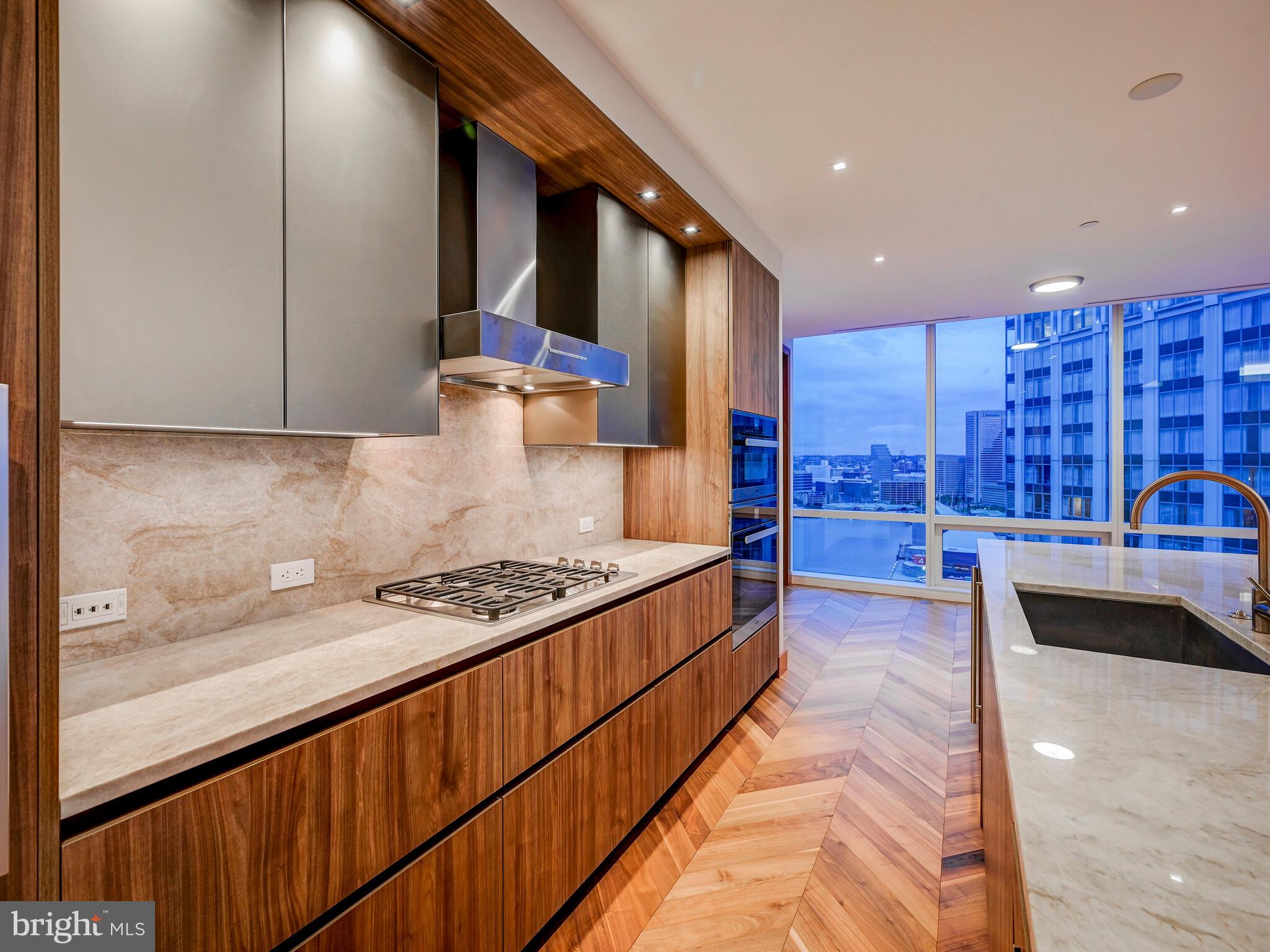 FOUR SEASONS PRIVATE RESIDENCES - Residential