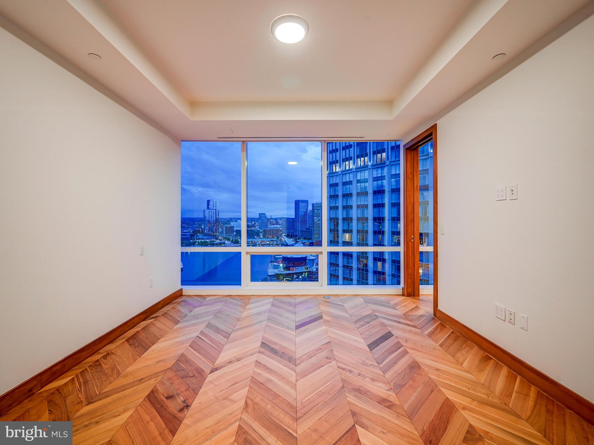 FOUR SEASONS PRIVATE RESIDENCES - Residential