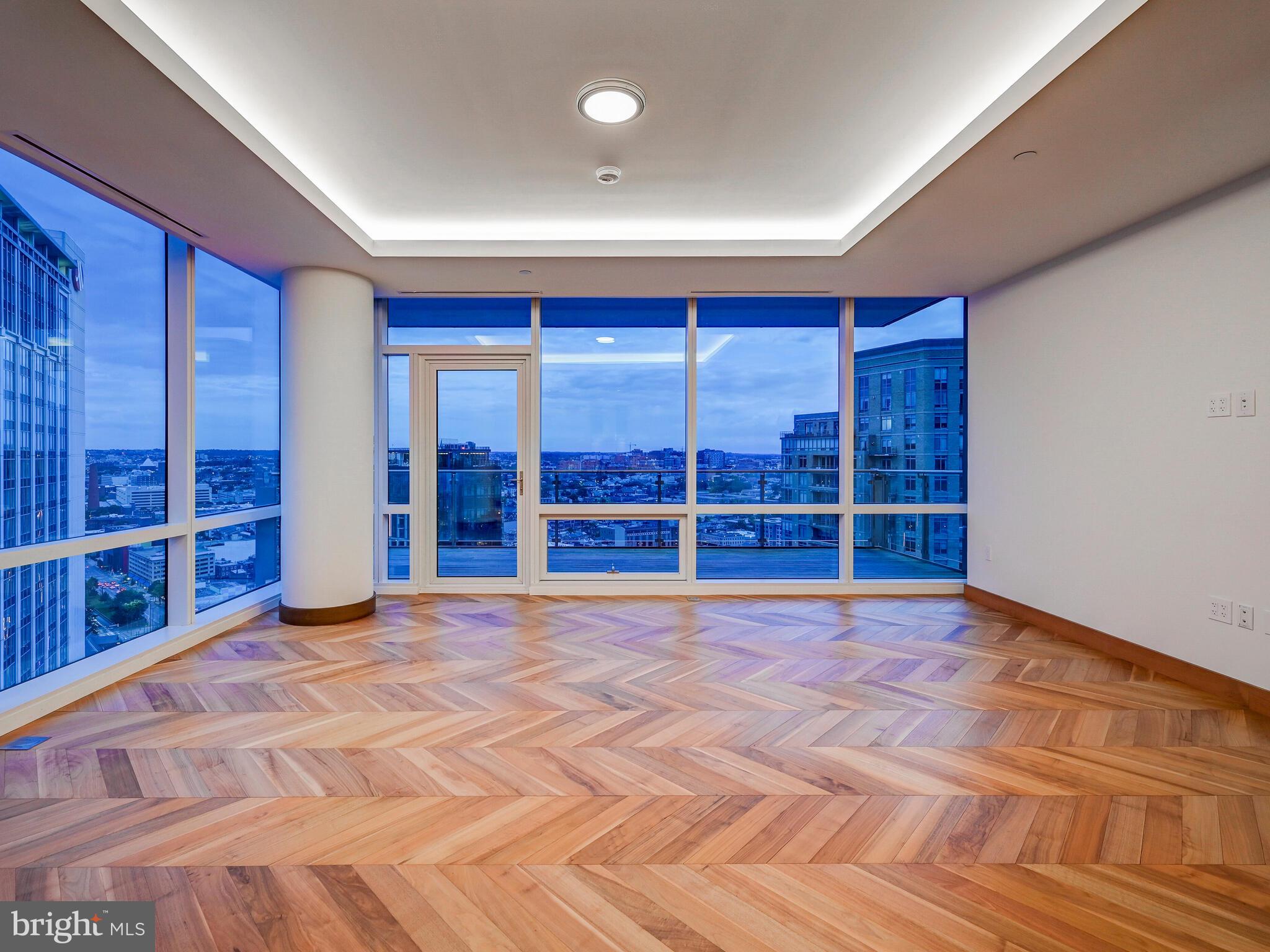 FOUR SEASONS PRIVATE RESIDENCES - Residential