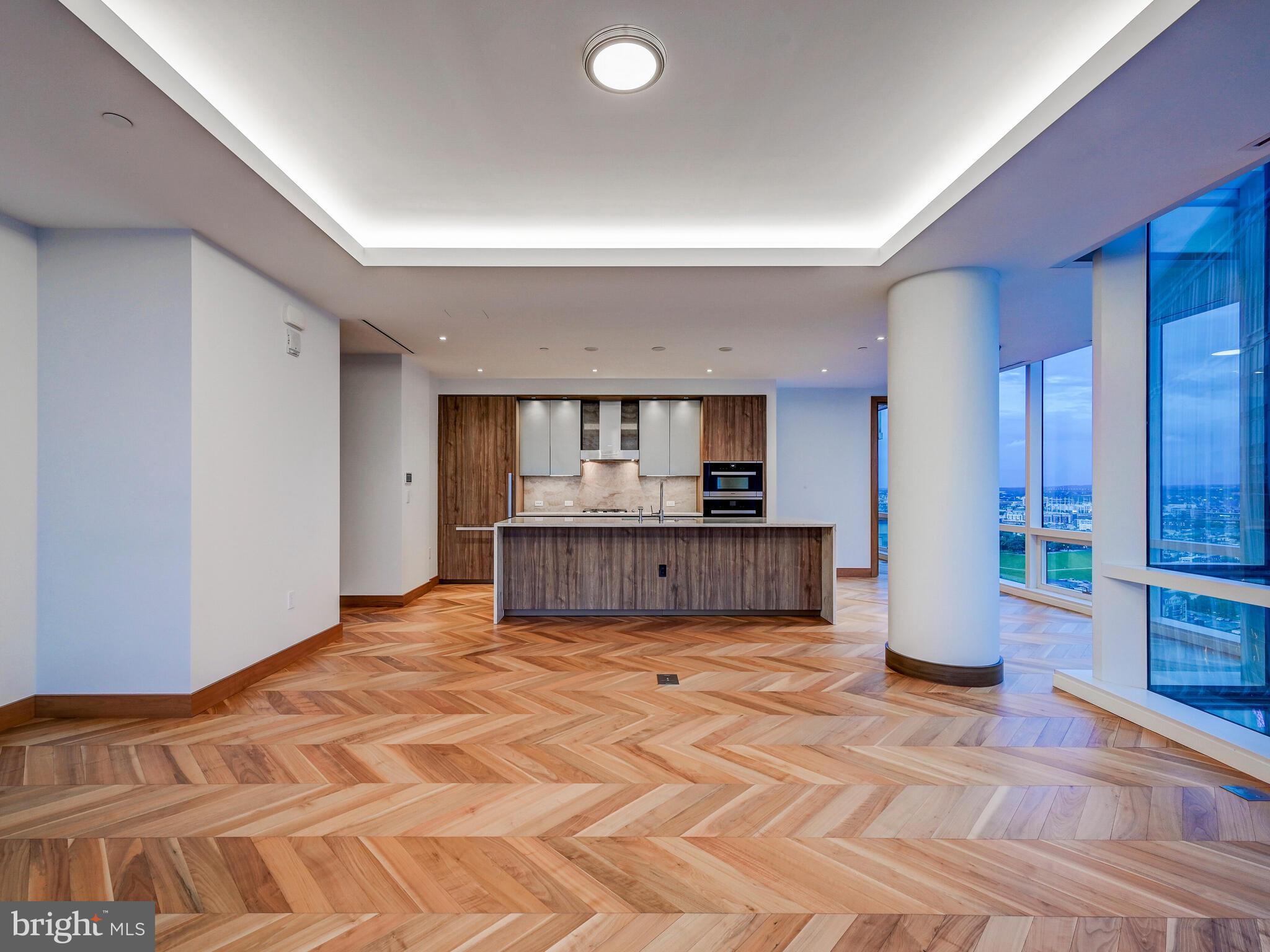 FOUR SEASONS PRIVATE RESIDENCES - Residential