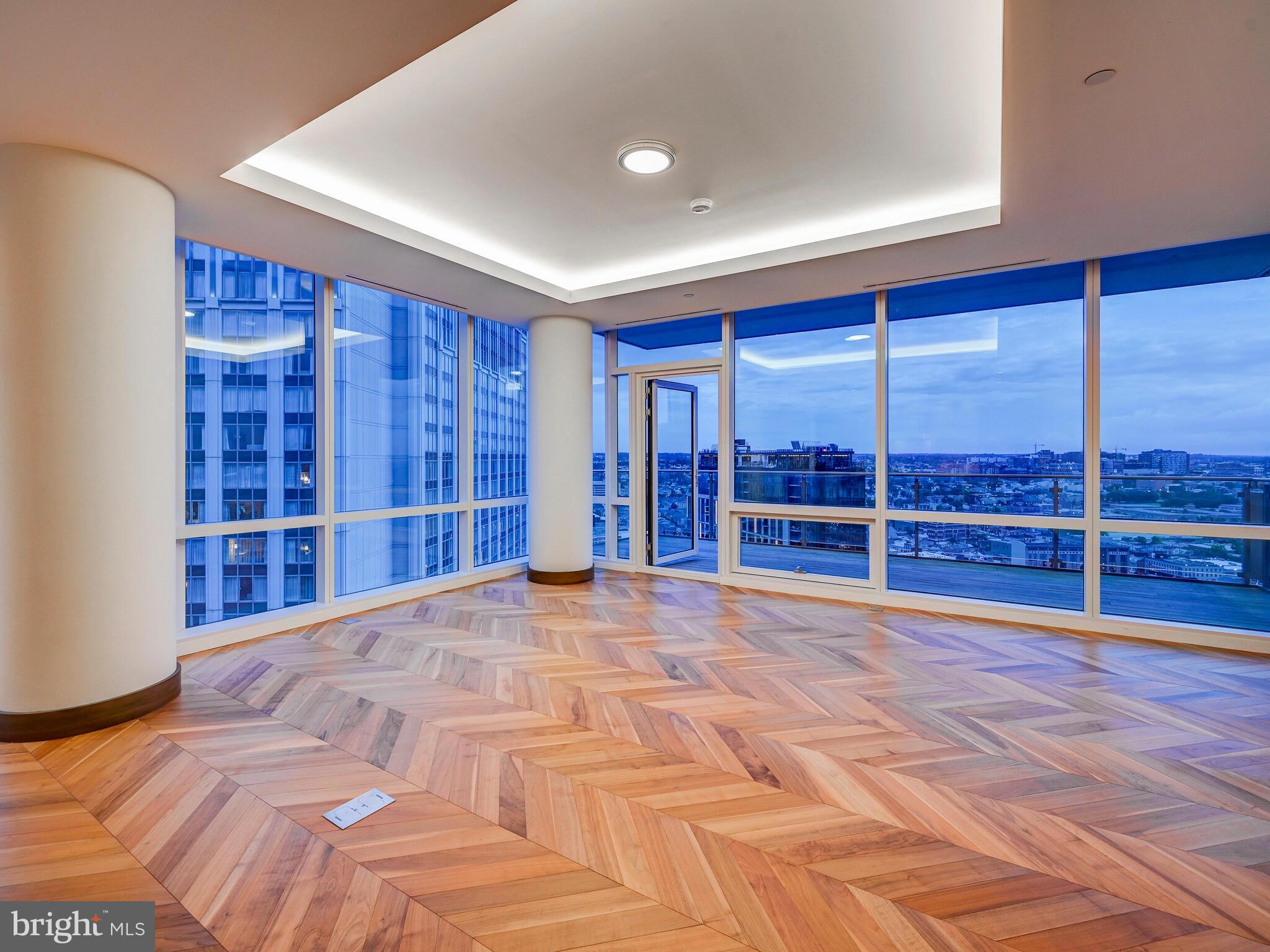 FOUR SEASONS PRIVATE RESIDENCES - Residential