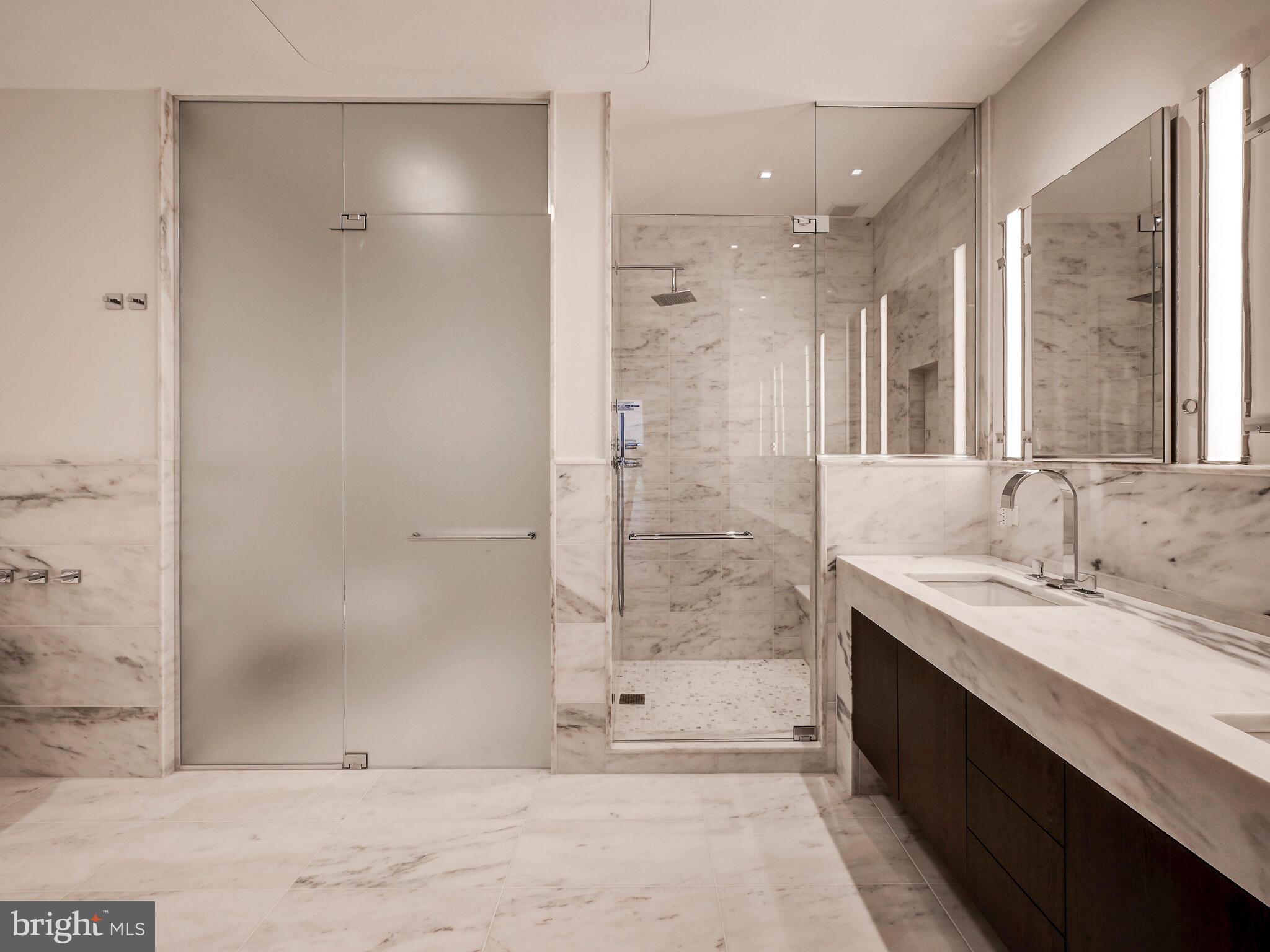 FOUR SEASONS PRIVATE RESIDENCES - Residential