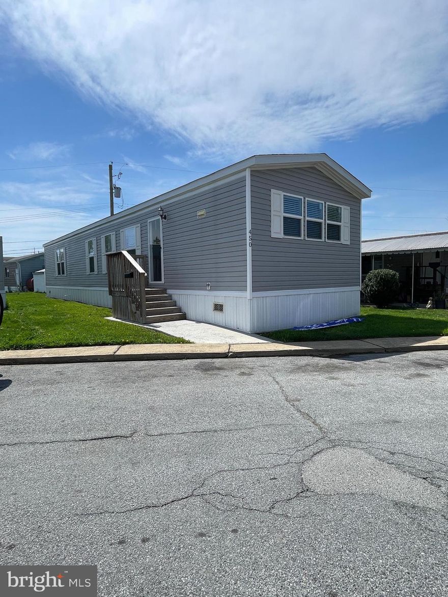 Beautiful 2023 model in Murray Manor. 3 bedroom and 2 full bathrooms available for immediate  purchase.