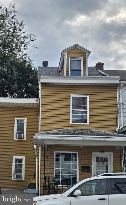 Townhouse For Sale - 238 N Nicholas Street<br/> SAINT CLAIR, PA 17970