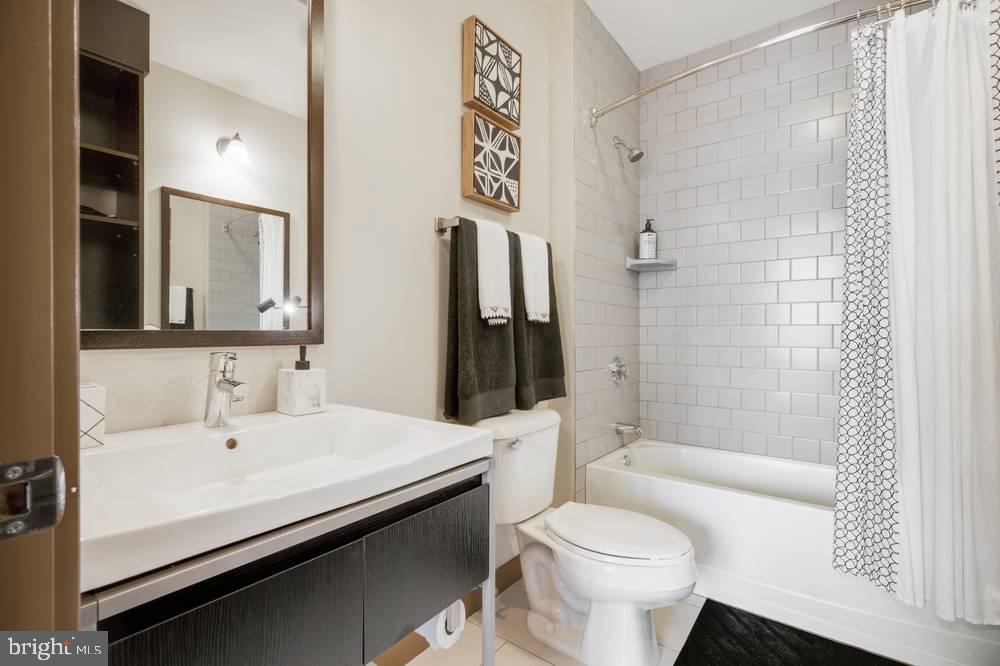 LOGAN SQUARE - Residential Lease
