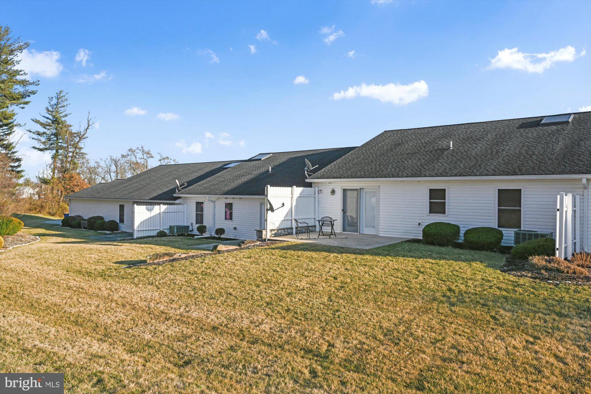 LAUREL MANOR - Residential