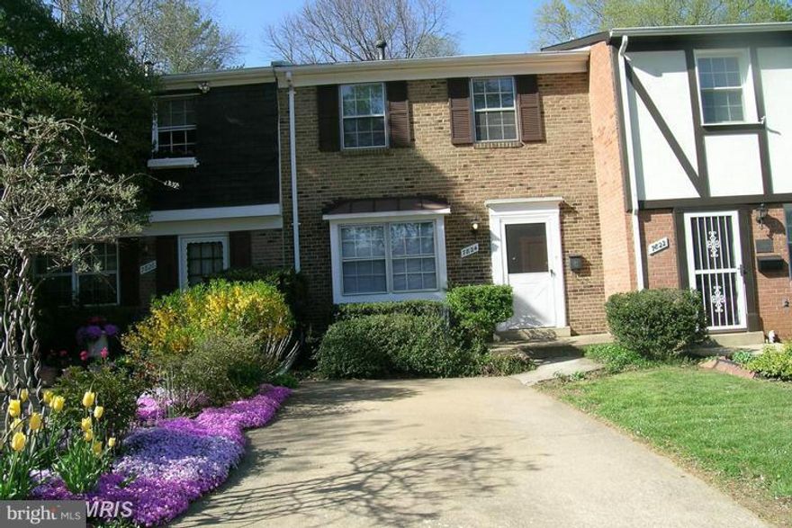 3 FULLY FINISHED LEVELS W/WALKOUT TO BRICK PATIO &  PRIVACY FENCED BACK YARD.  FRESHLY PAINTED WITH NEW CARPET.  CLOSE TO TRANSPORTATION, SHOPPING, PARKS & WALK TO GOLF COURSE , PUT-PUT, TENNIS. NO PETS, NO SMOKERS,  ONLY 2 INCOMES TO QUALIFY. DRIVEWAY OUT FRONT. < THAN 5 MIN. BY BUS TO DUNN LORING METRO<3 MILES TO INOVA,&,6.5 MILES TO TYSON Mosaic District is 1 mile.  Only good credit.