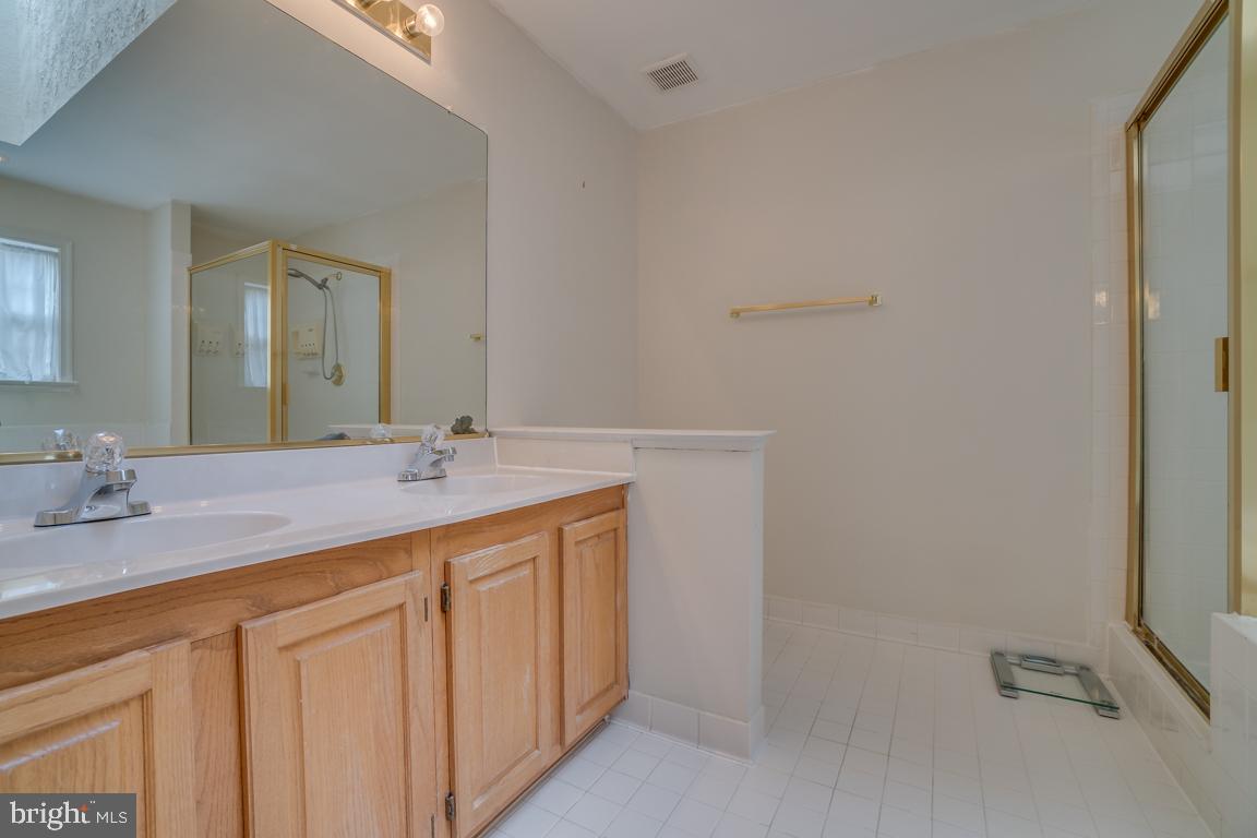 MCNAIR FARMS LANDBAY - Residential Lease