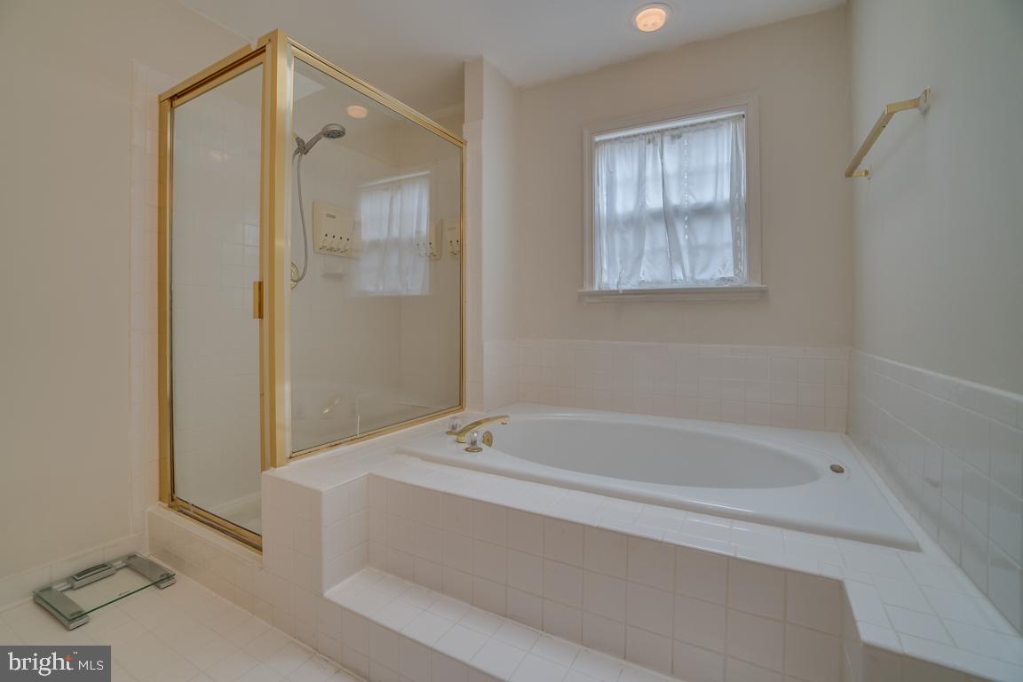 MCNAIR FARMS LANDBAY - Residential Lease