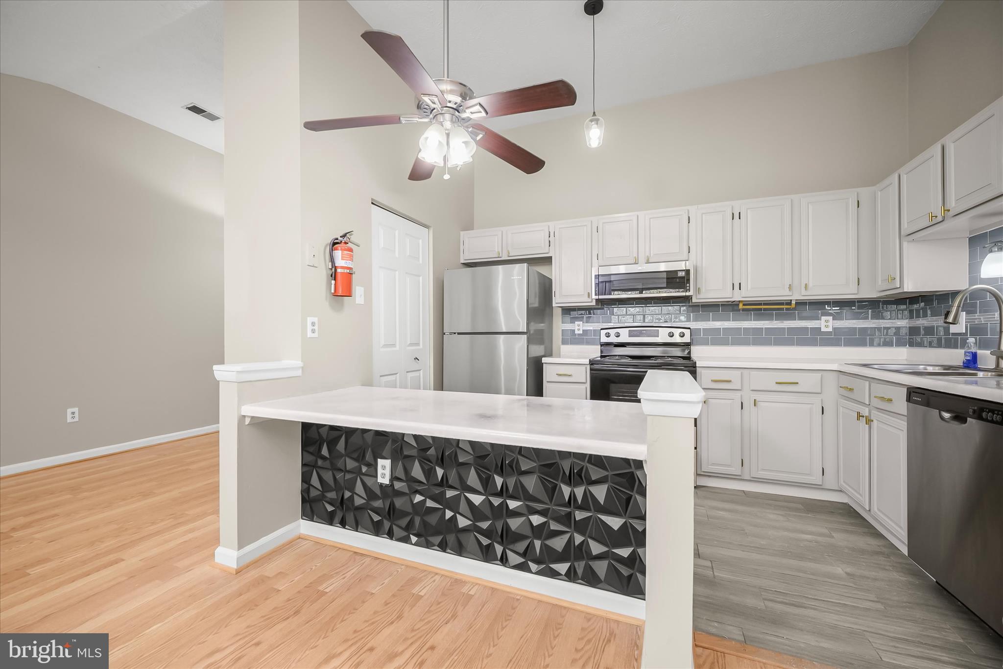 KNOLLS AT NORTH LAKE CONDOMINIUM - Residential