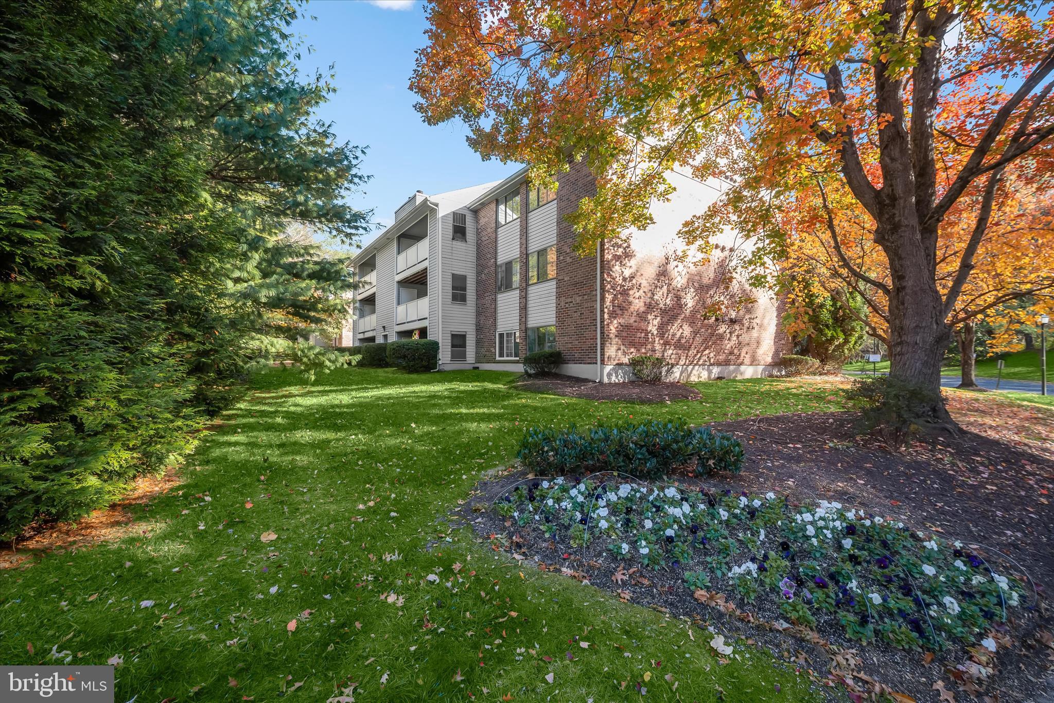 KNOLLS AT NORTH LAKE CONDOMINIUM - Residential