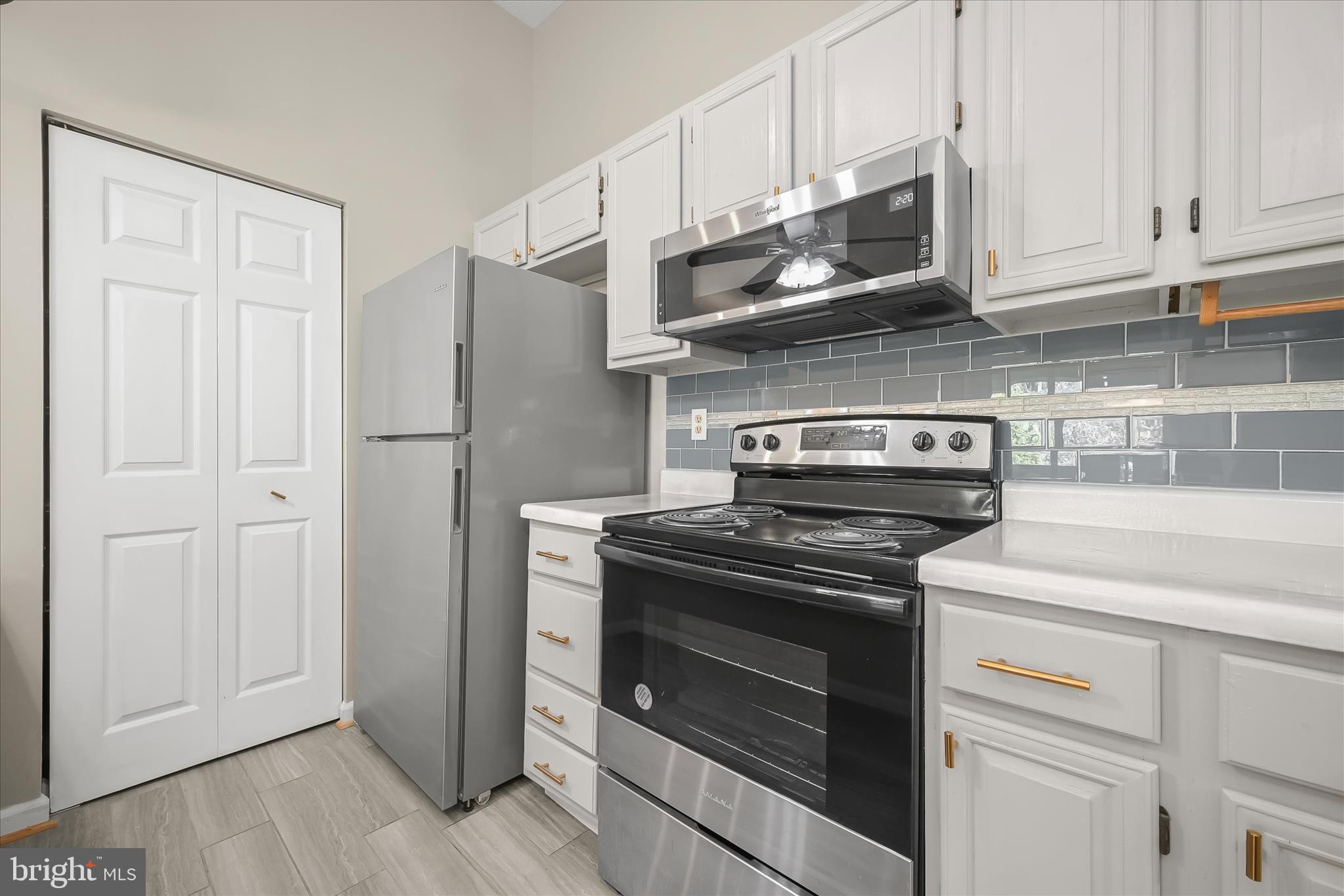 KNOLLS AT NORTH LAKE CONDOMINIUM - Residential