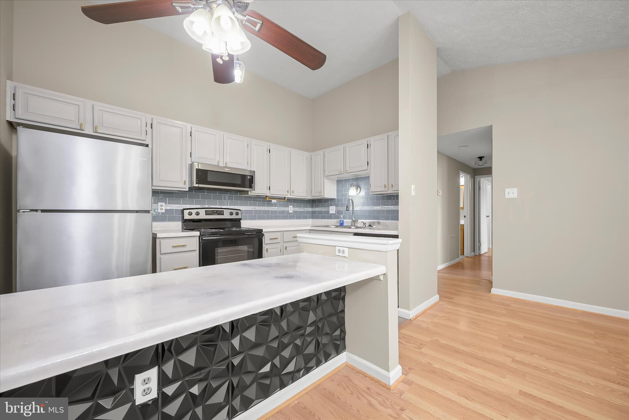 KNOLLS AT NORTH LAKE CONDOMINIUM - Residential