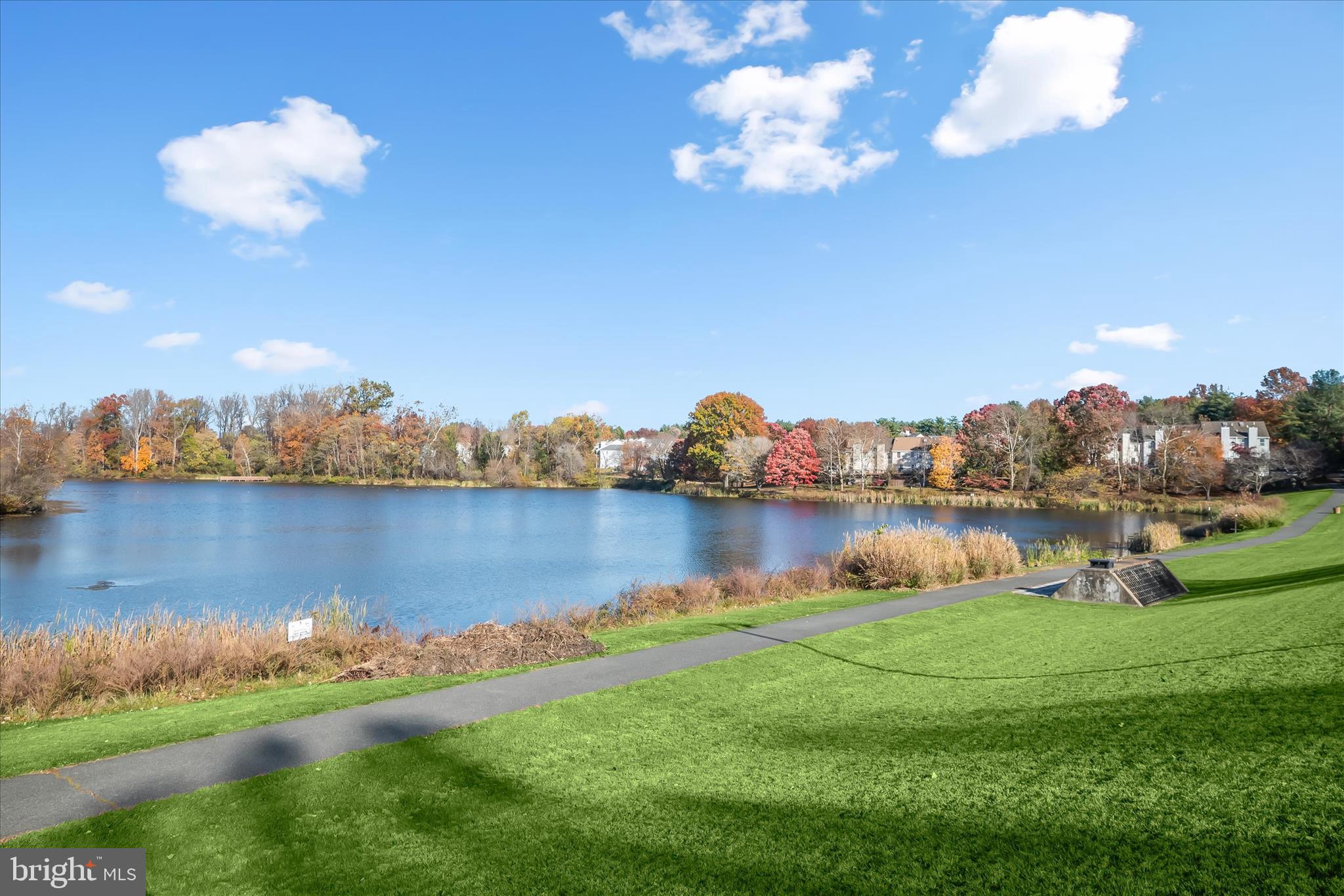 KNOLLS AT NORTH LAKE CONDOMINIUM - Residential