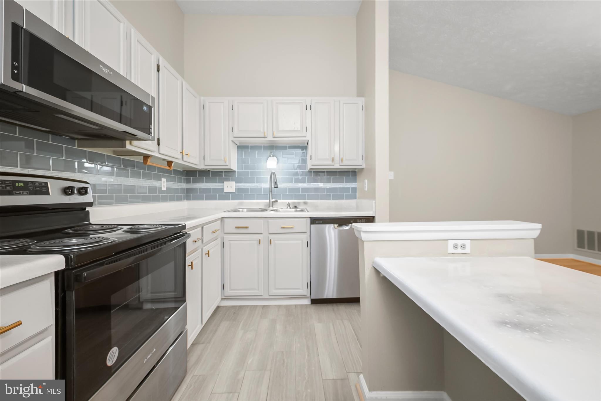 KNOLLS AT NORTH LAKE CONDOMINIUM - Residential