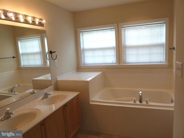 COUNTY GREEN - Residential Lease