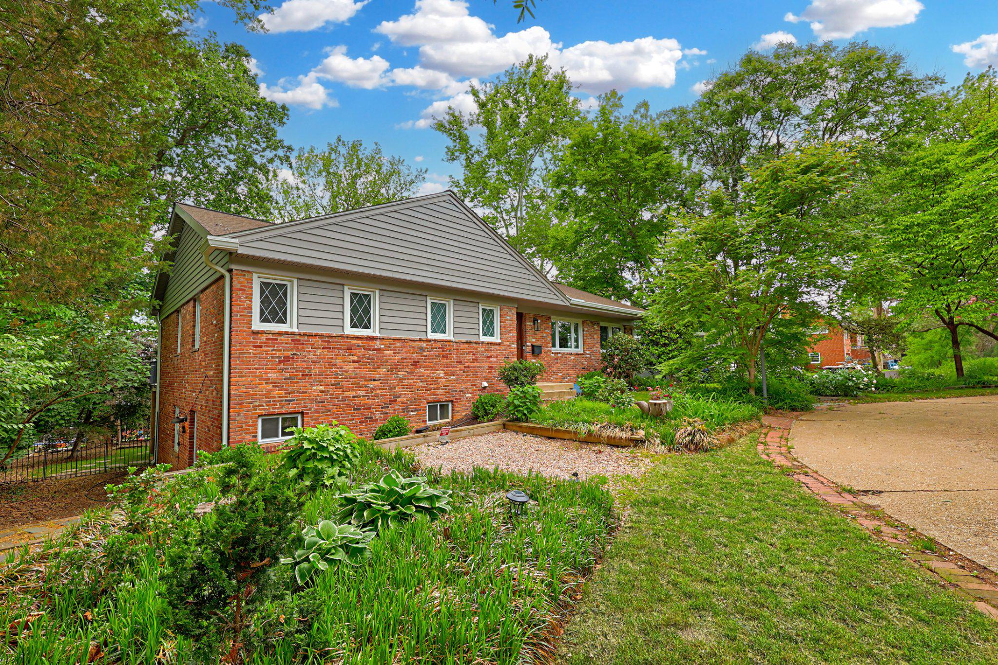 LAKE BARCROFT - Residential