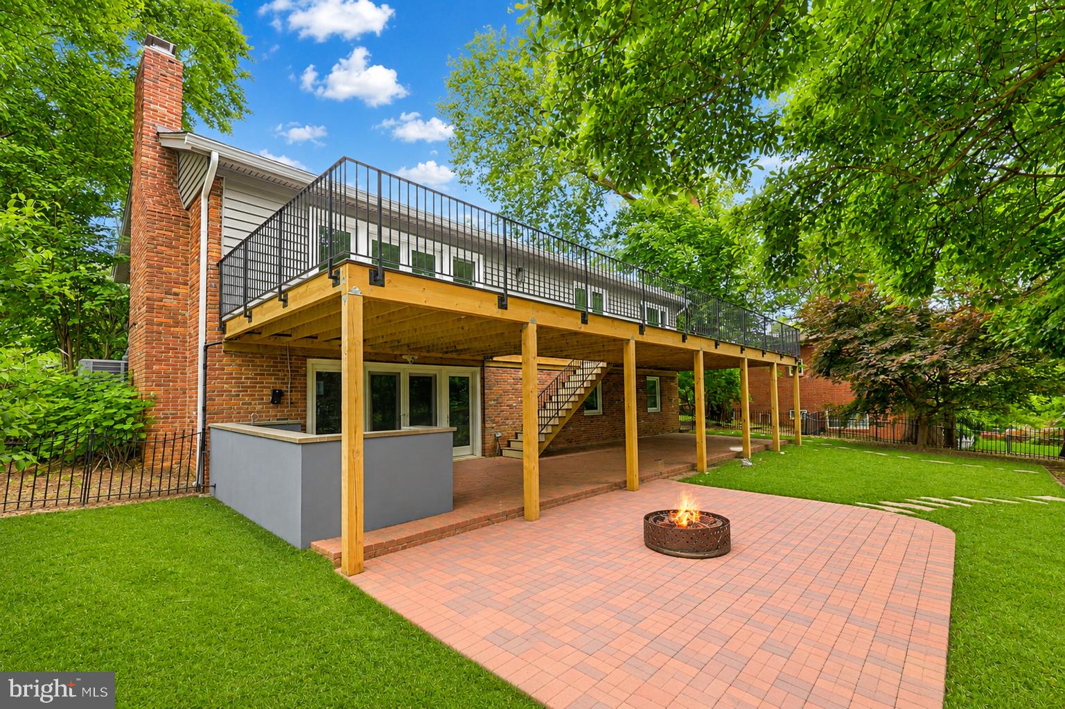 LAKE BARCROFT - Residential