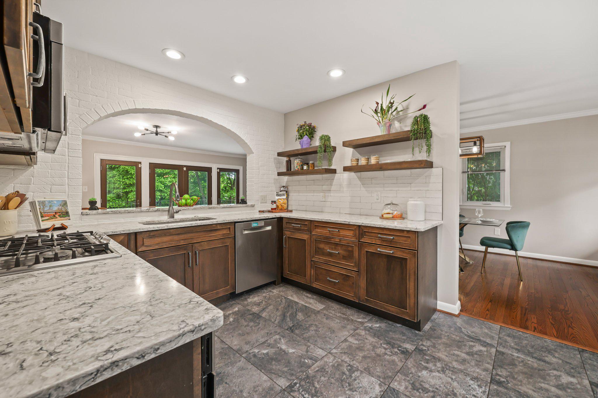 LAKE BARCROFT - Residential