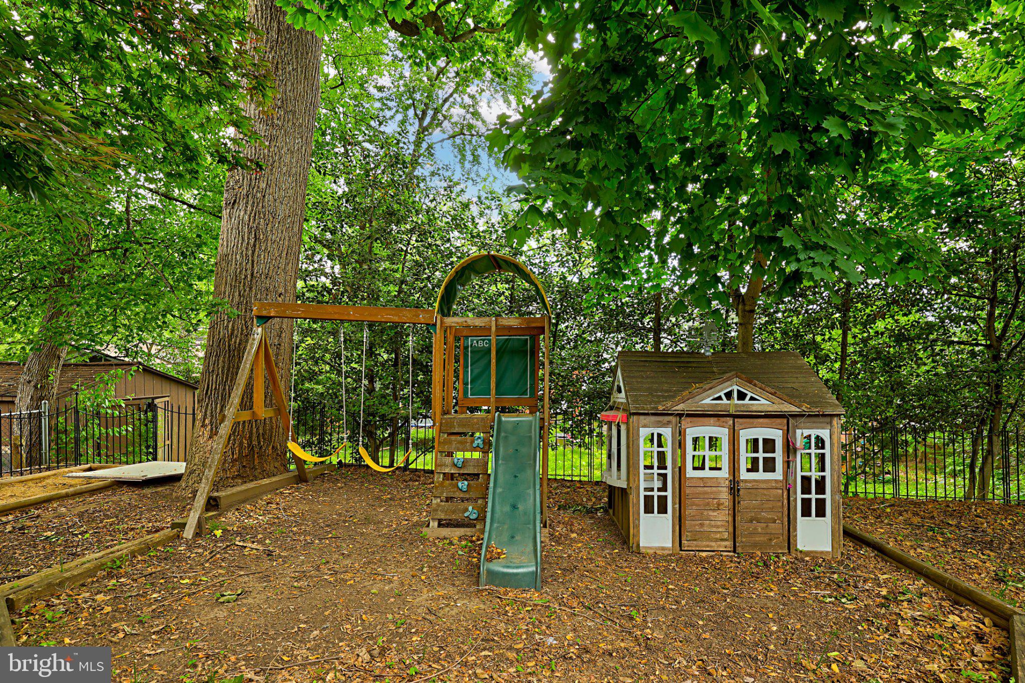 LAKE BARCROFT - Residential