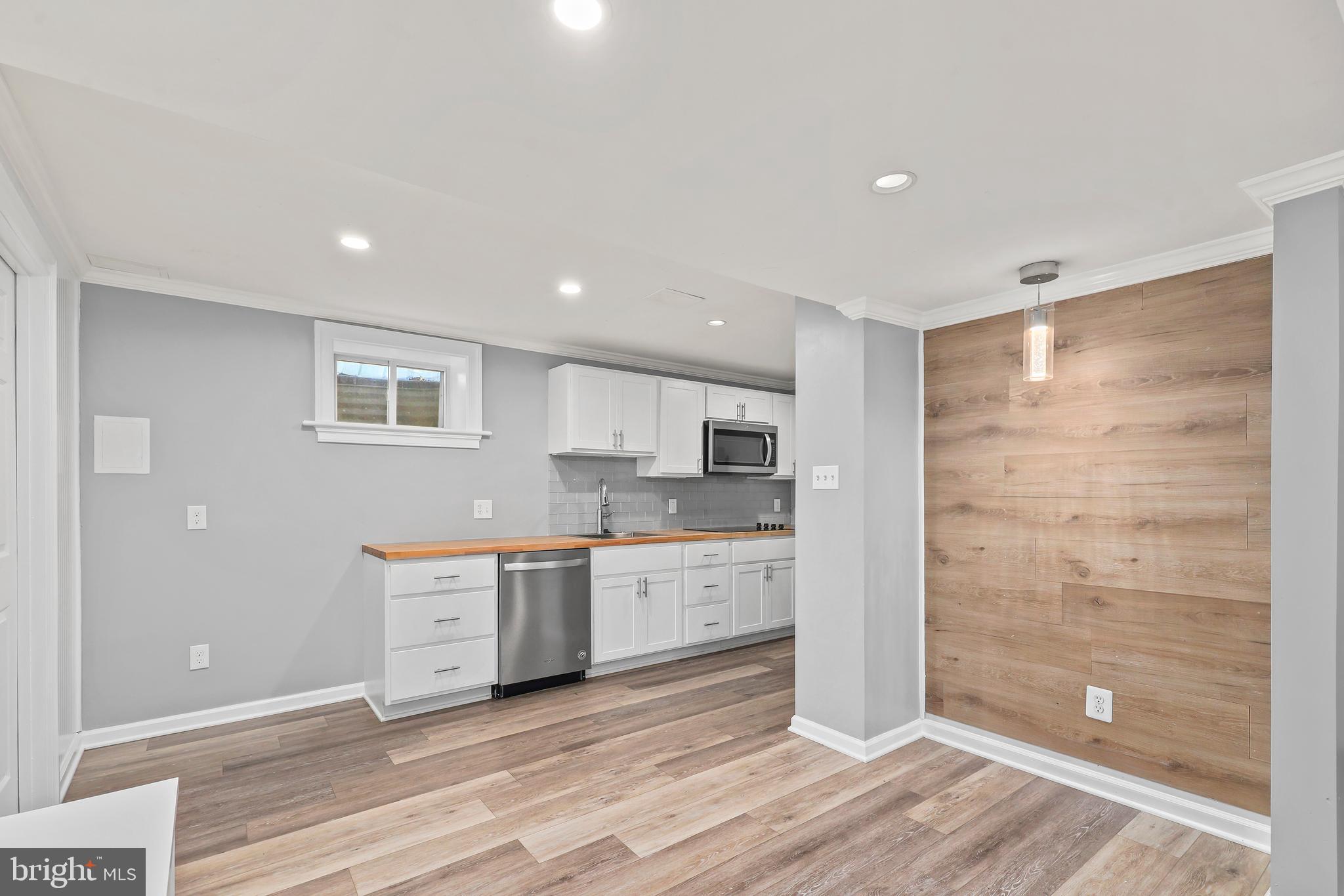 LAKE BARCROFT - Residential