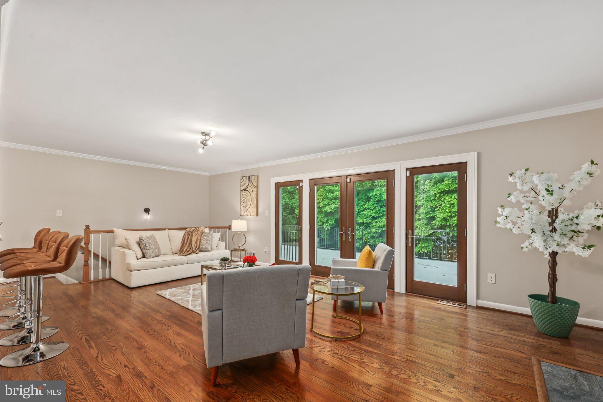 LAKE BARCROFT - Residential
