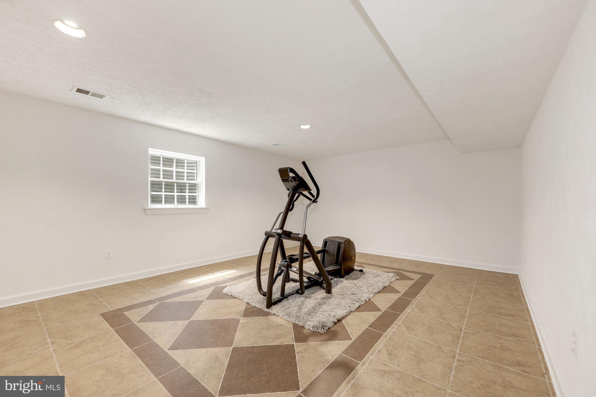 POTOMAC OUTSIDE - Residential