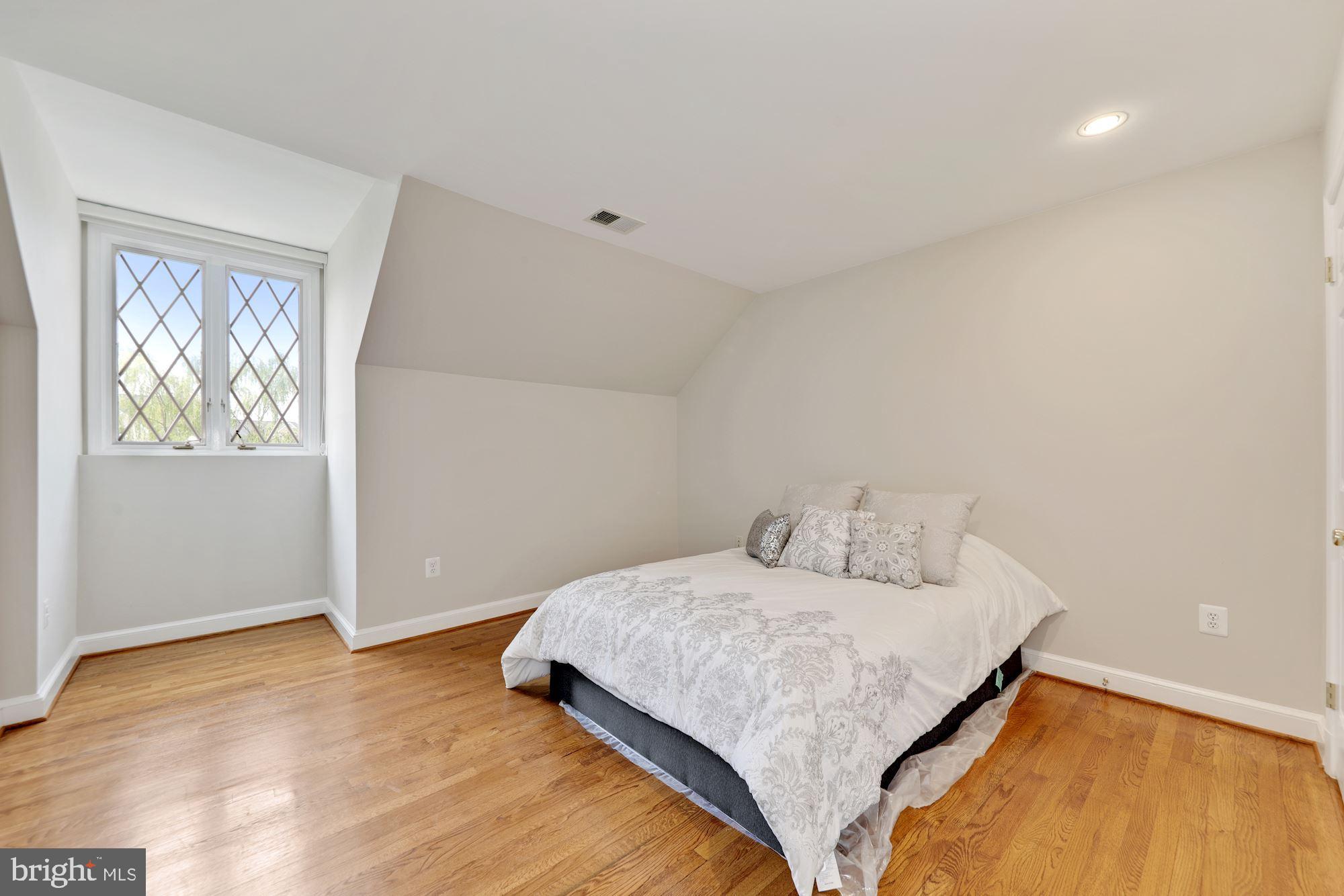 POTOMAC OUTSIDE - Residential