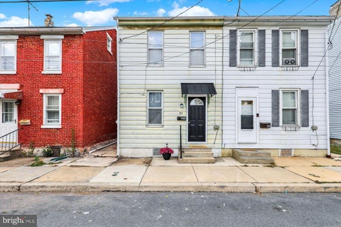 Townhouse For Sale - 31 W Washington Street<br/> FLEETWOOD, PA 19522
