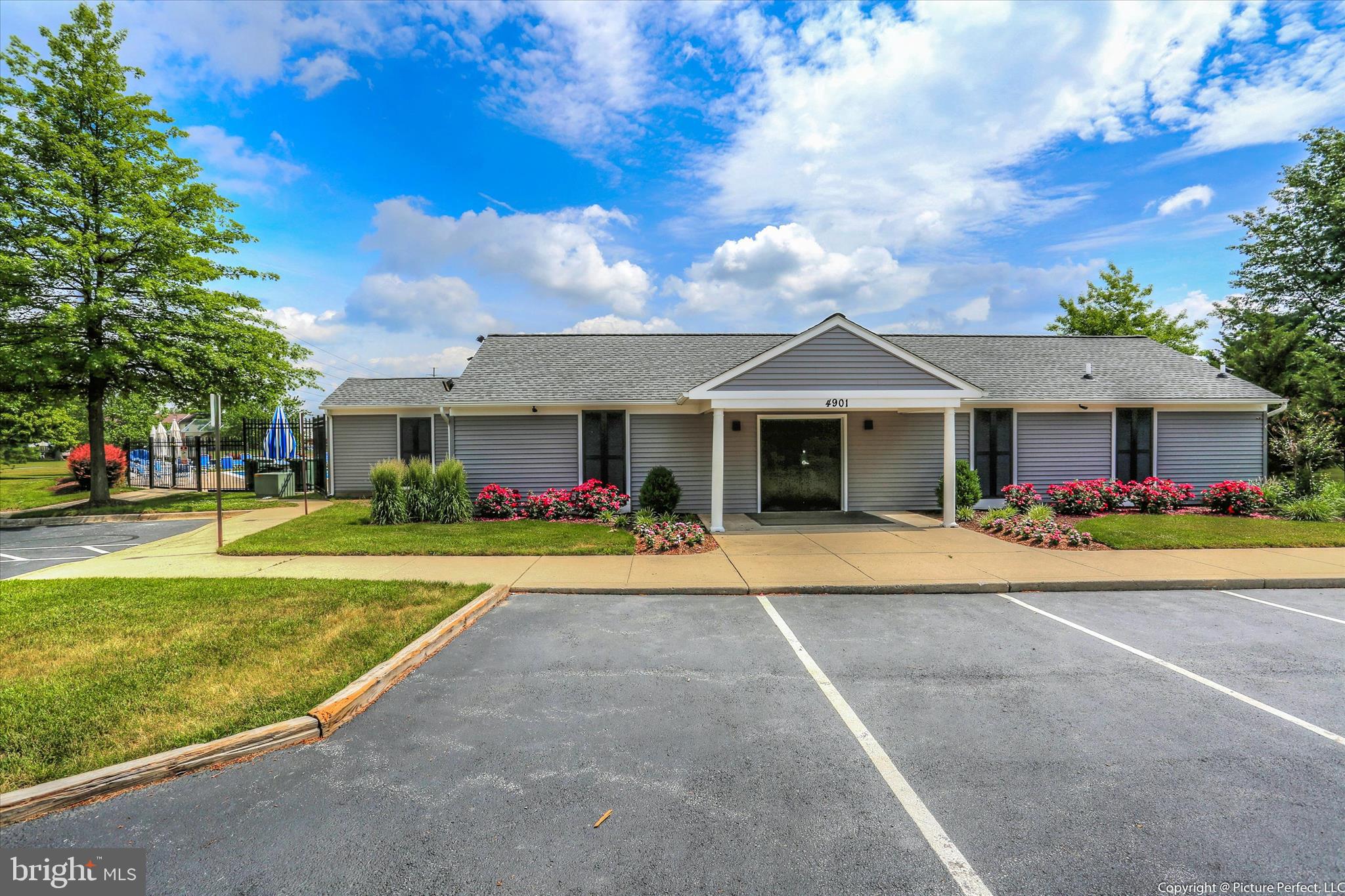 ROBIN MEADOWS - Residential