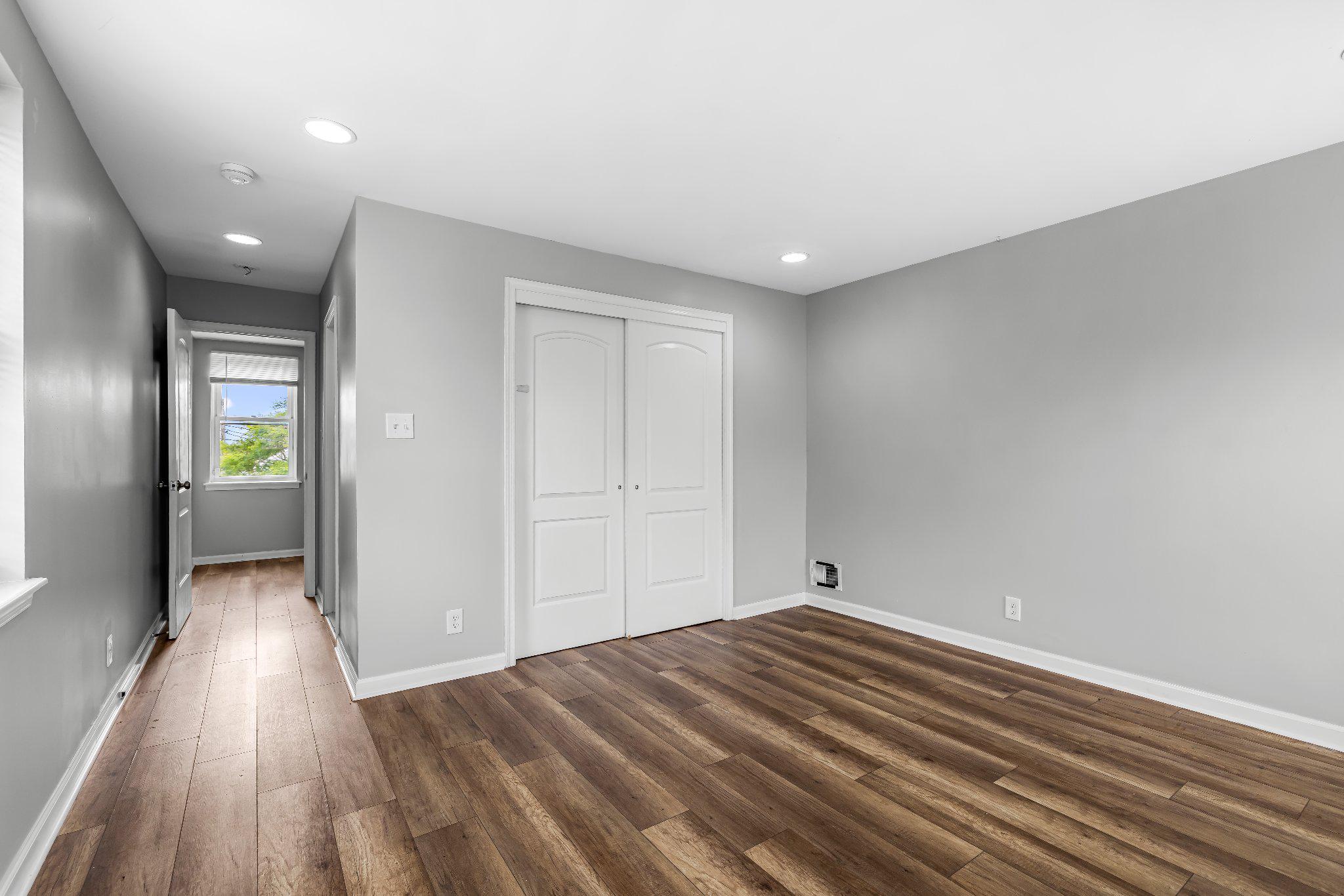 HOLLINS MARKET - Residential