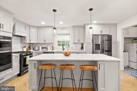 Photo of 11800 Rosalinda Drive, POTOMAC, MD 20854 (MLS # MDMC2185764)