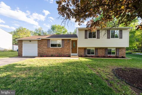 Photo of 12772 Bradwell Road, HERNDON, VA 20171 (MLS # VAFX2303912)