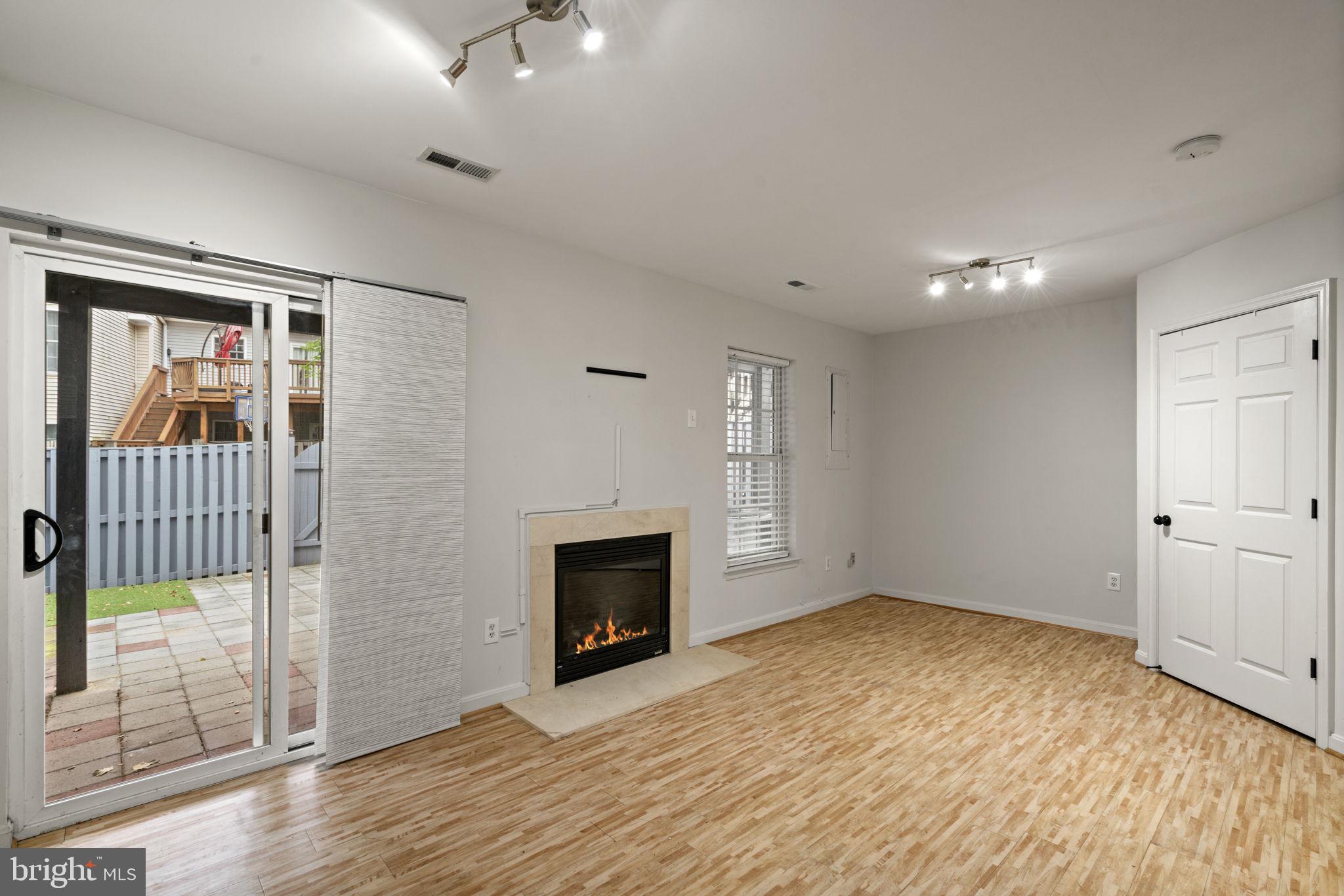 WORTHINGTON WOODS - Residential Lease