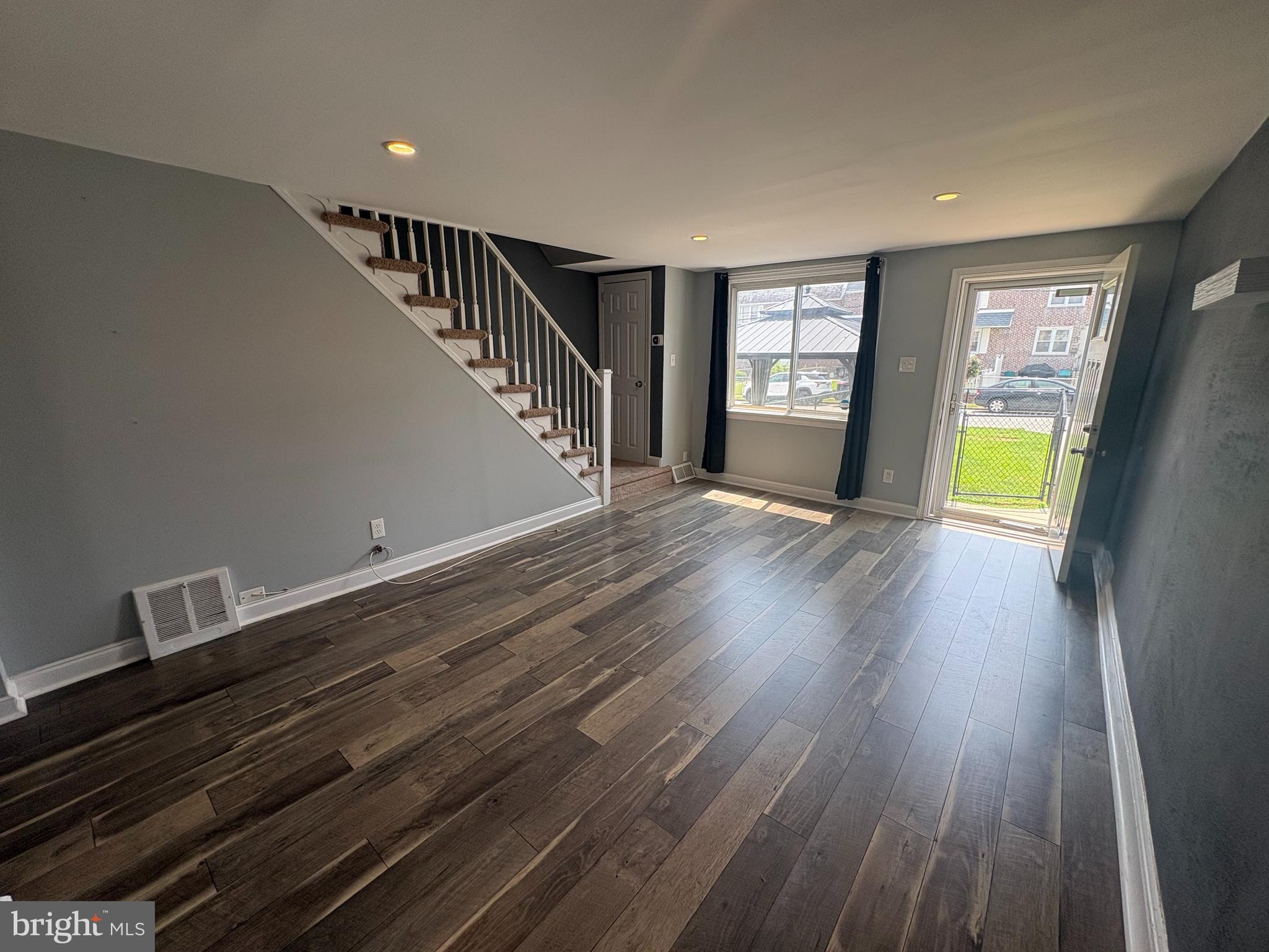 263 W WYNCLIFFE AVENUE