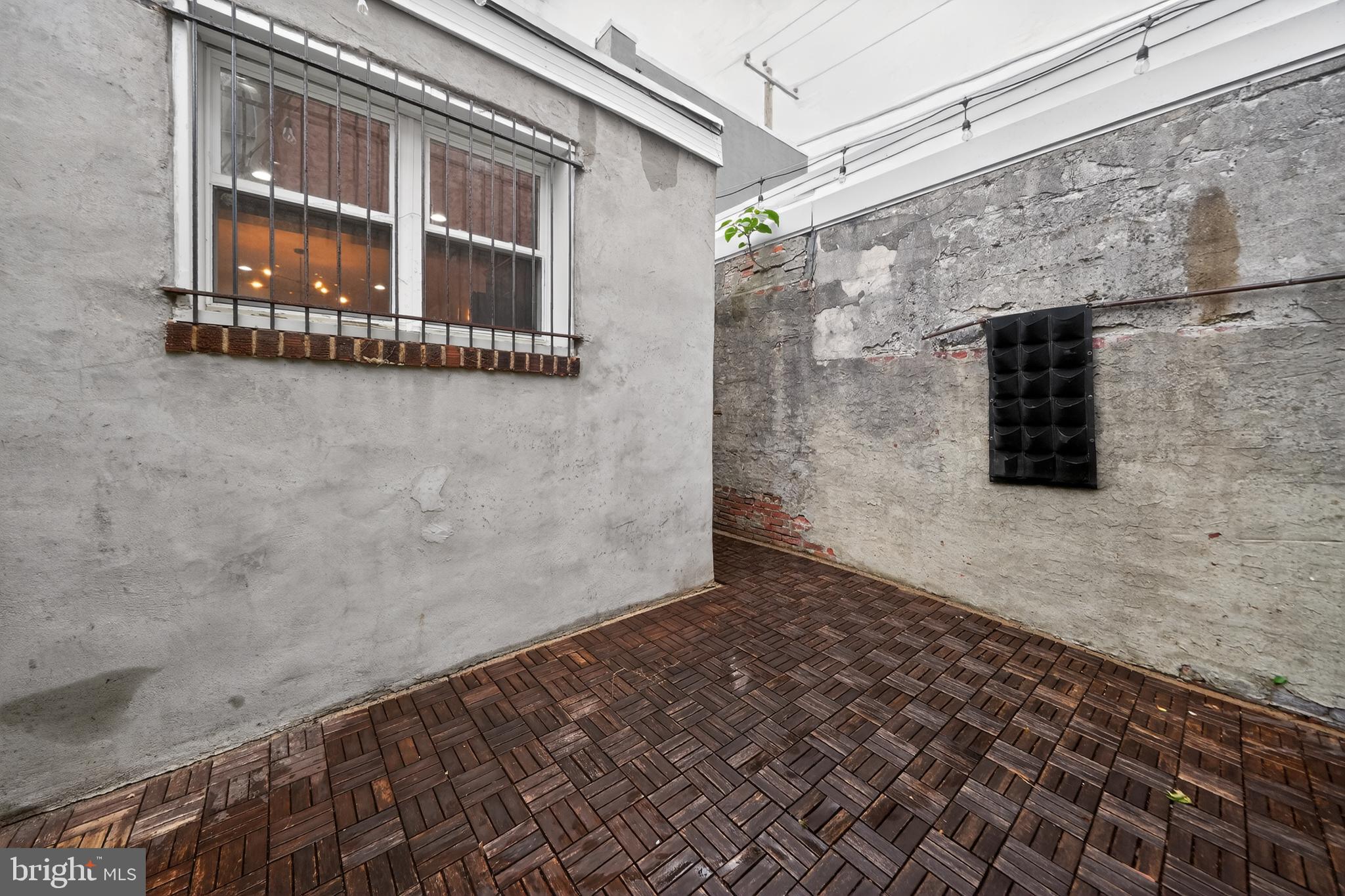 EAST KENSINGTON - Residential