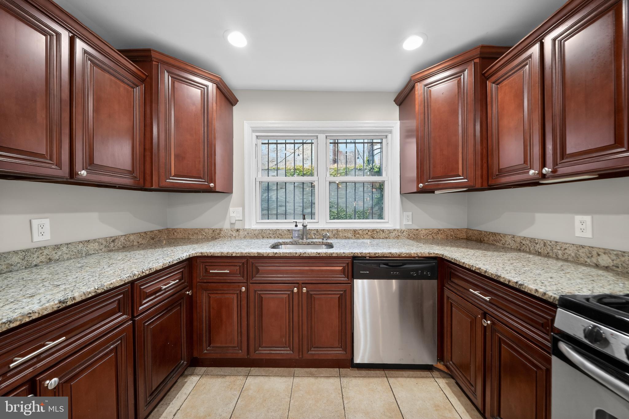 EAST KENSINGTON - Residential
