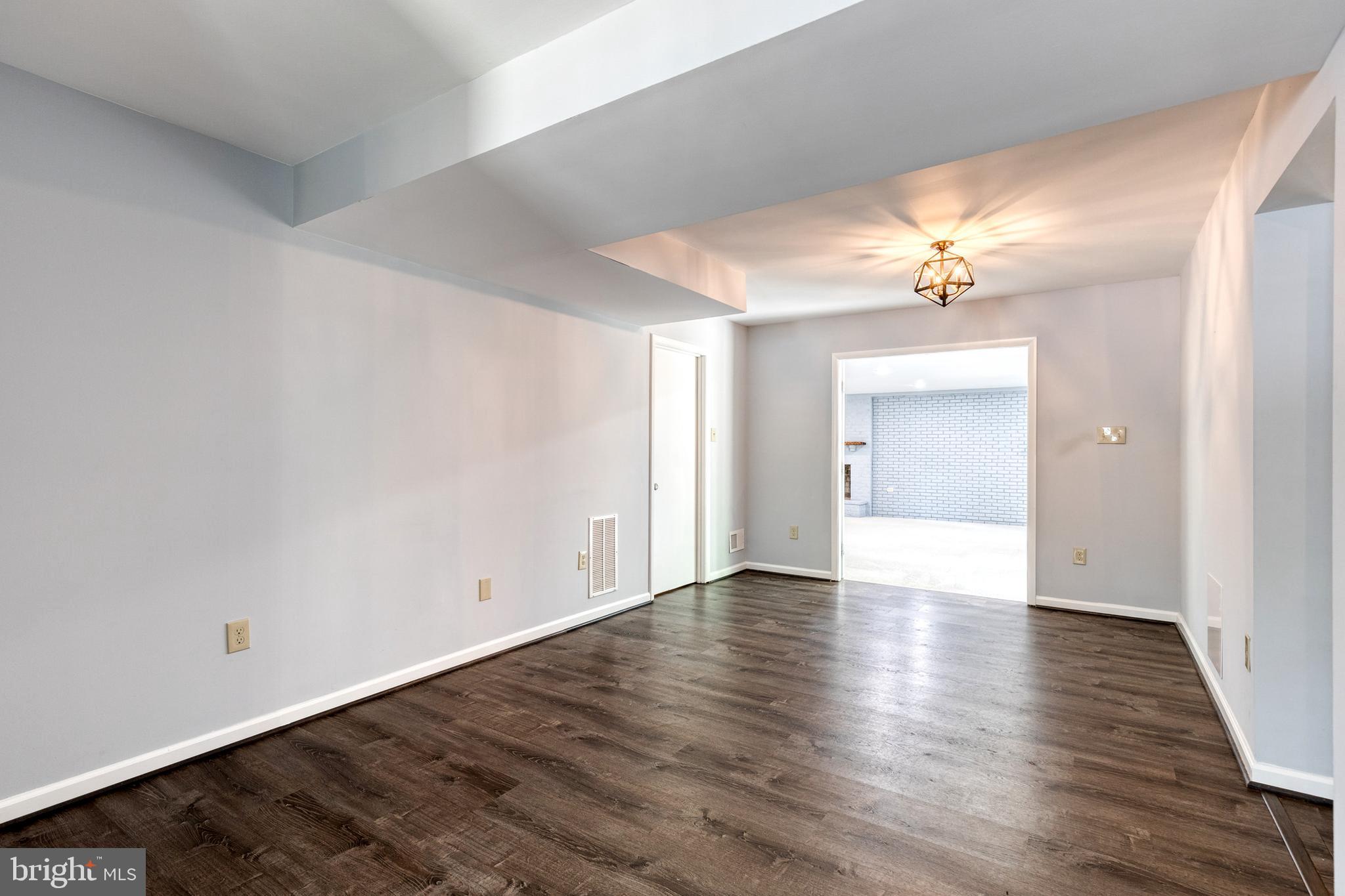 1099 SNOW HILL LANE