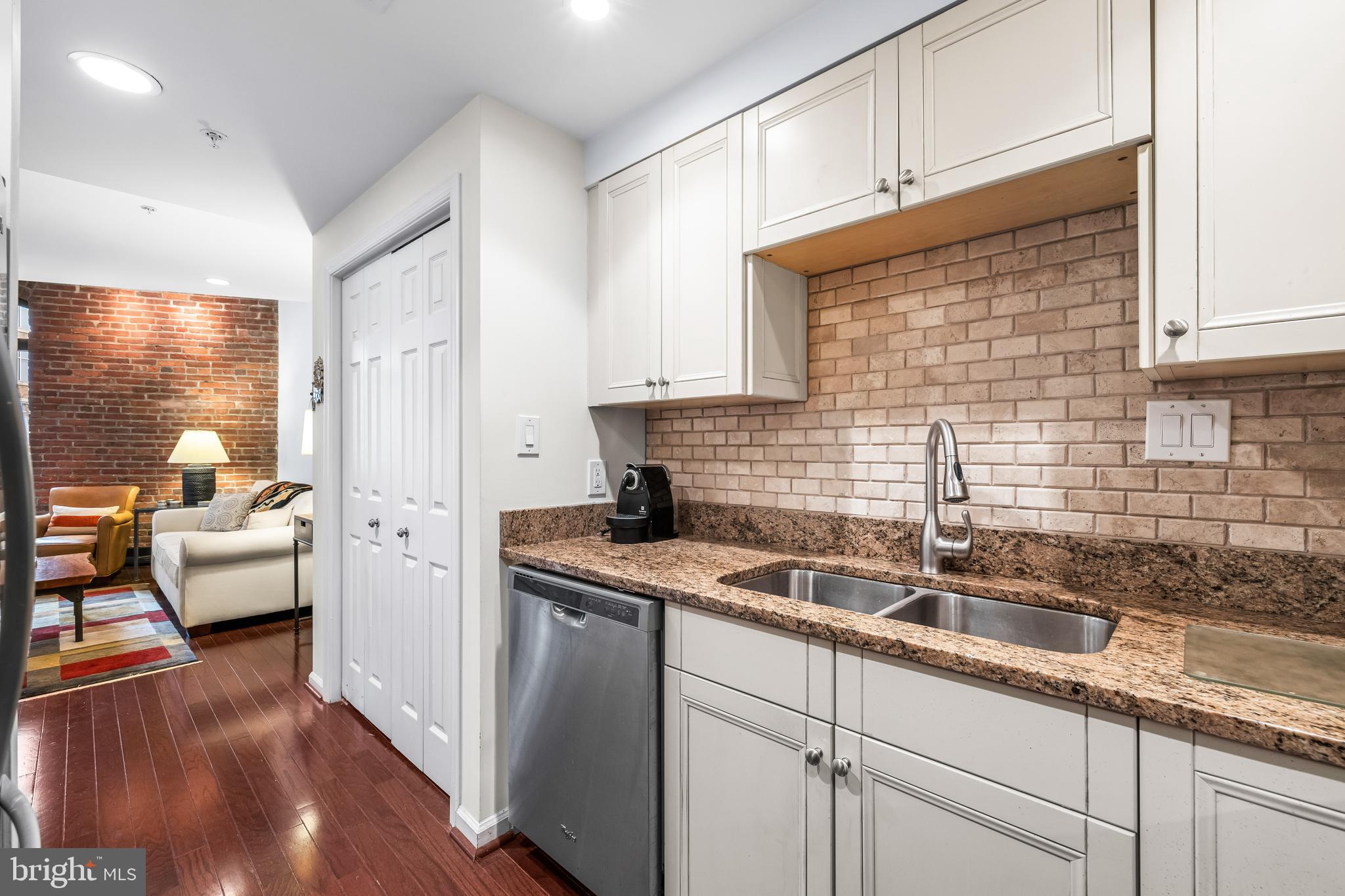 HENDERSON'S WHARF - Residential