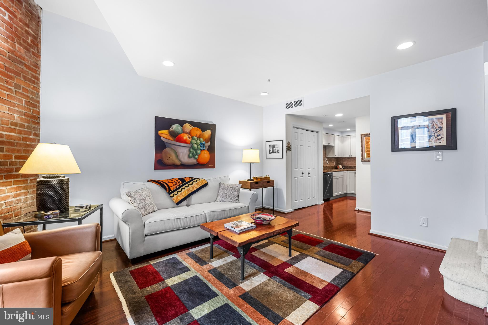 HENDERSON'S WHARF - Residential