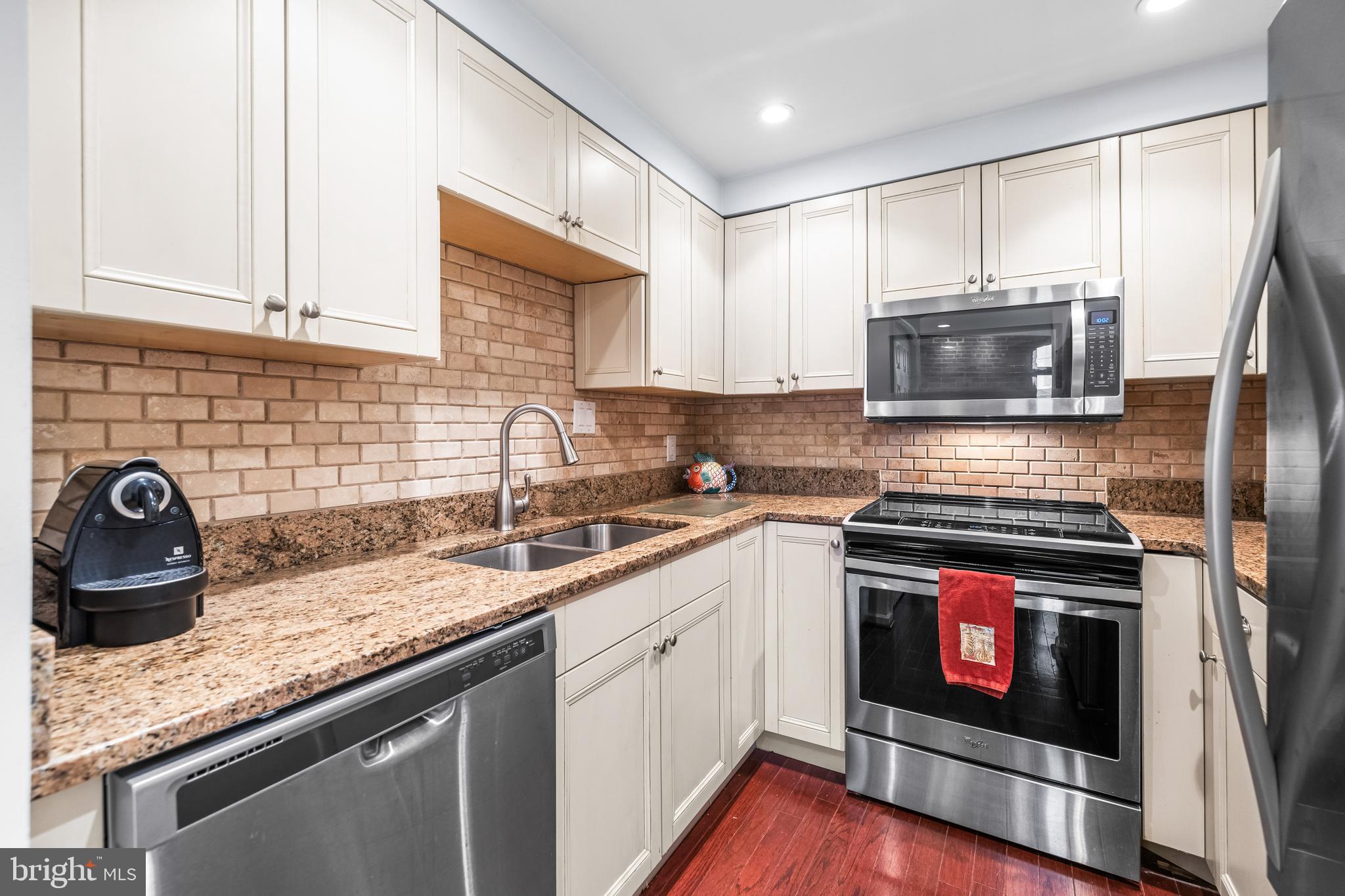 HENDERSON'S WHARF - Residential