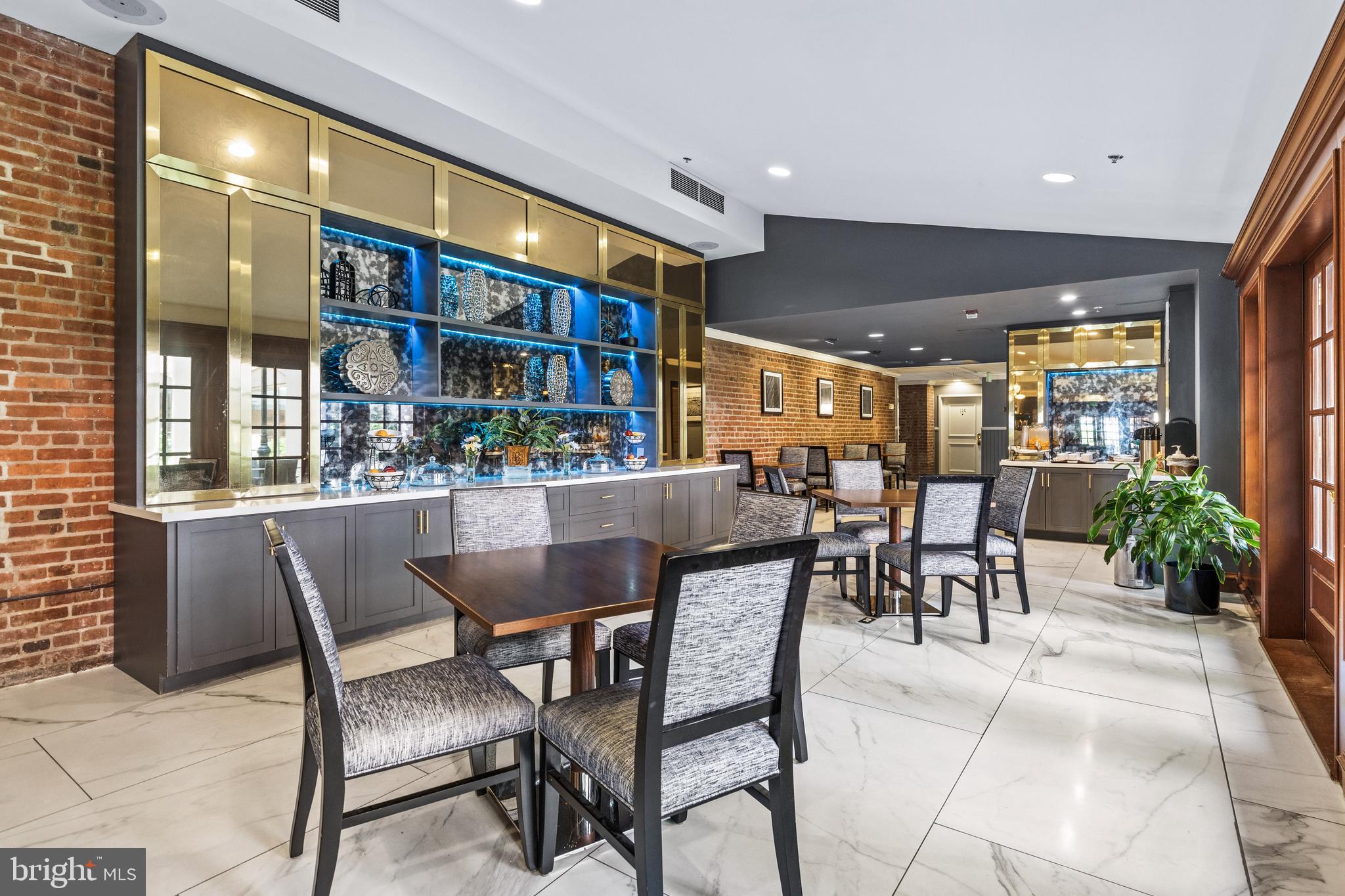 HENDERSON'S WHARF - Residential