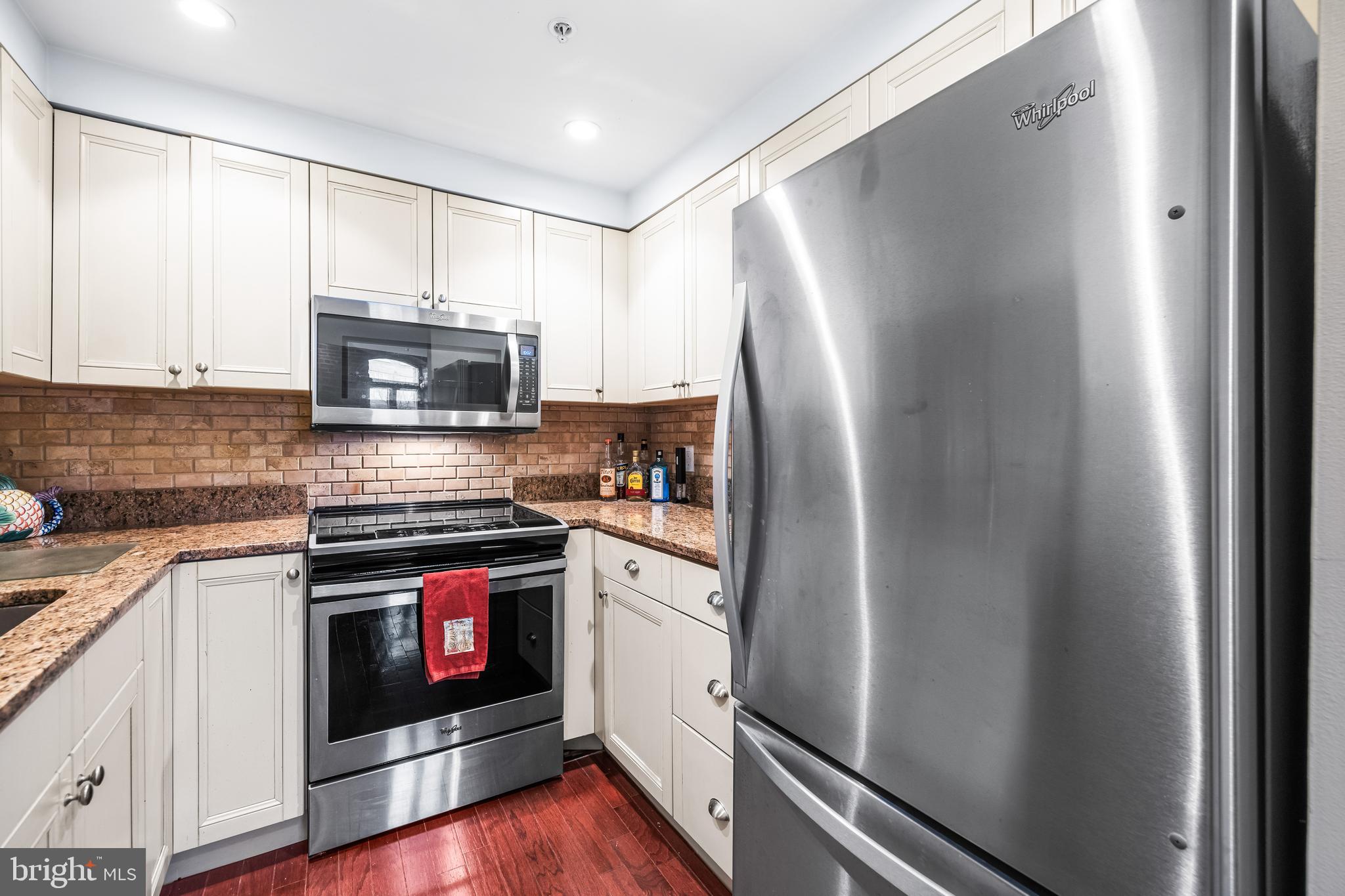 HENDERSON'S WHARF - Residential