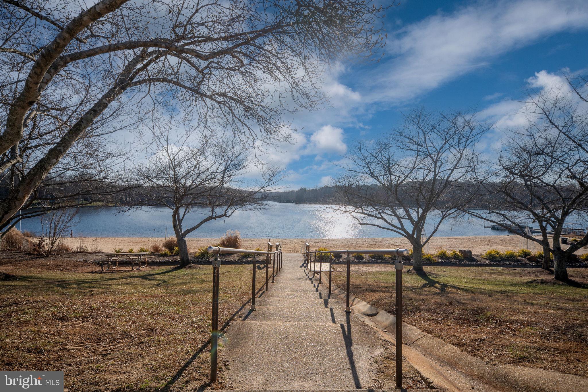 LAKE MONTICELLO - Residential