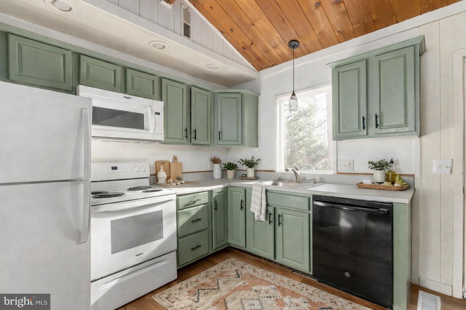 LAKE MONTICELLO - Residential