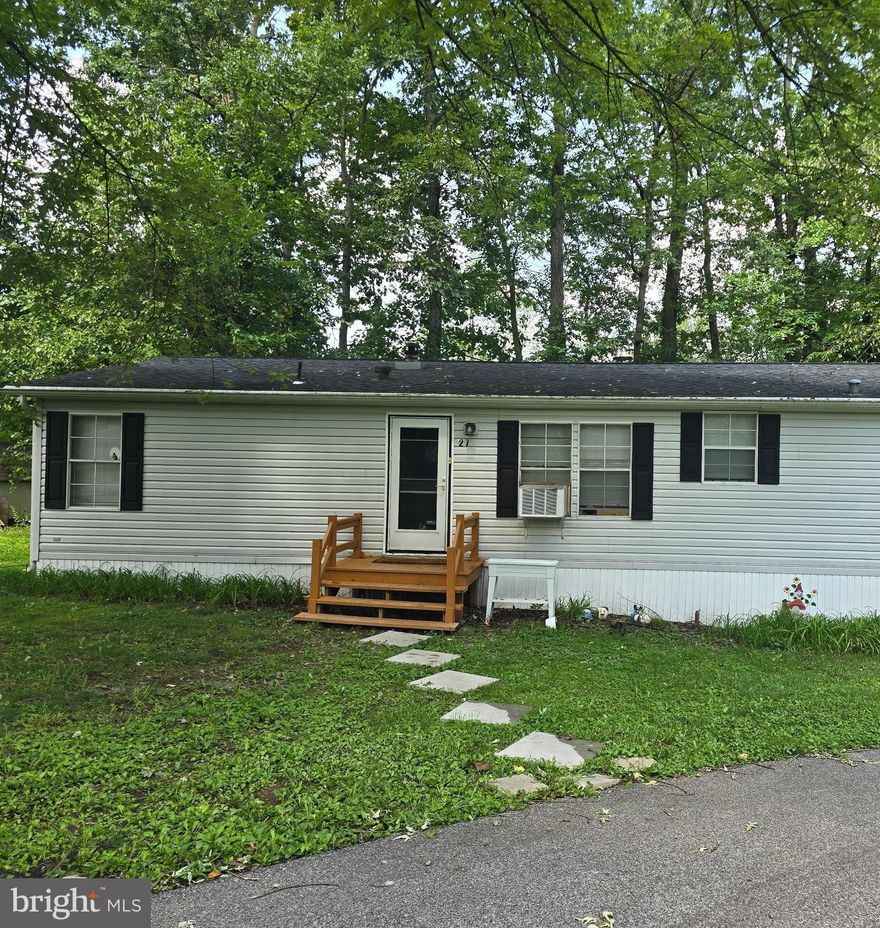 Welcome yourself home to this gem in Honey Brook! Boasting 3 bed, 2 bath, private parking, and large deck. Water, sewer, trash included in lot rent. Minutes away from schools & shops. Home sold as-is. Seller is eager to sell and already moved out. Cash financing preferred. Schedule your showing today!
Must be park approved
