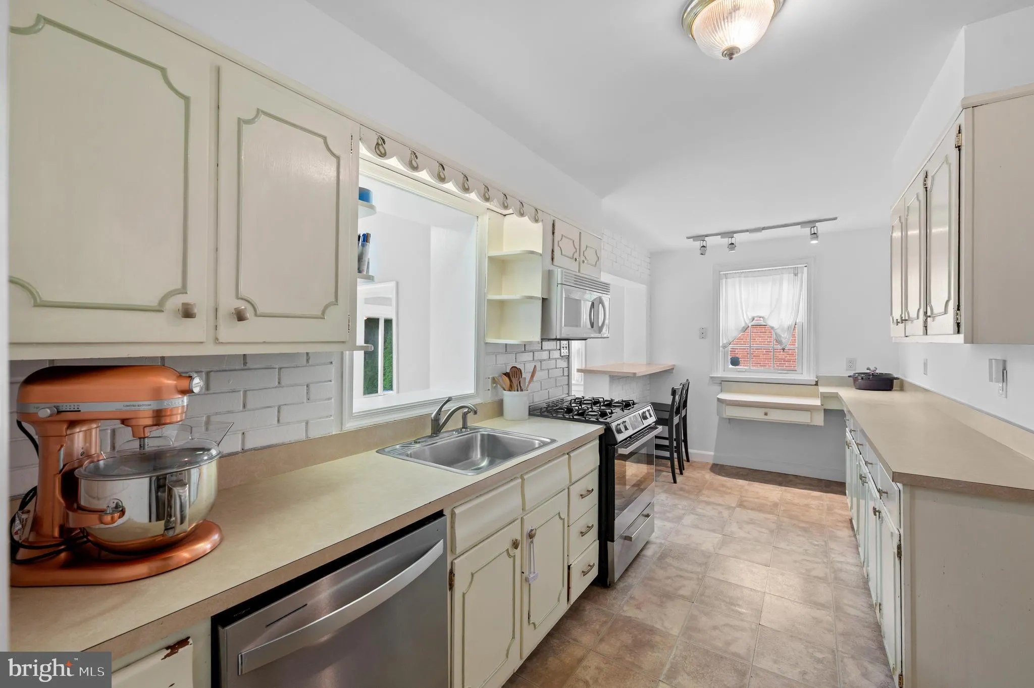 Drexel Hill, Pennsylvania 19026, United States, 4 Bedrooms Bedrooms, ,2 BathroomsBathrooms,Residential,Pending,188810